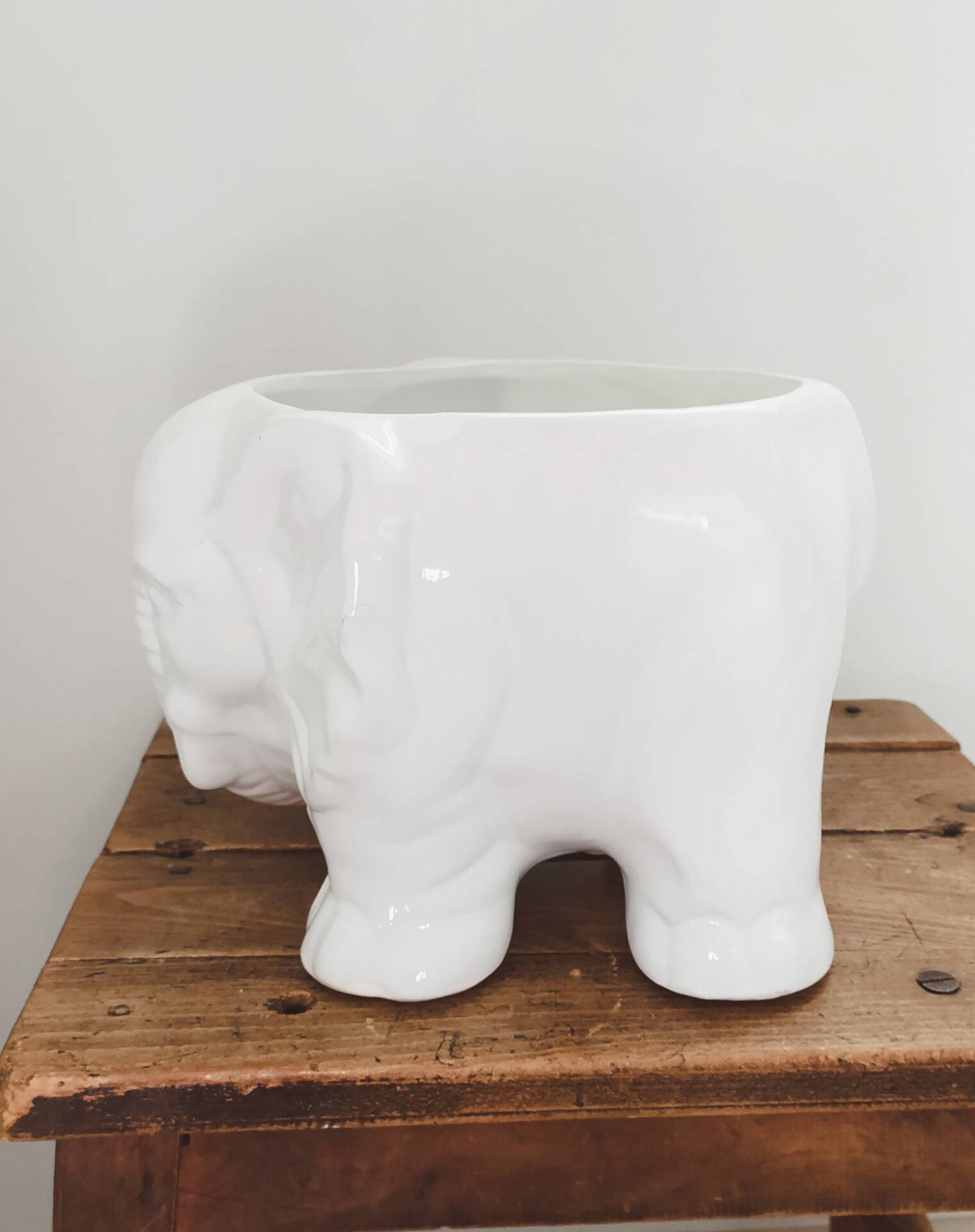Elephant-shaped cache-pot • Ceramic