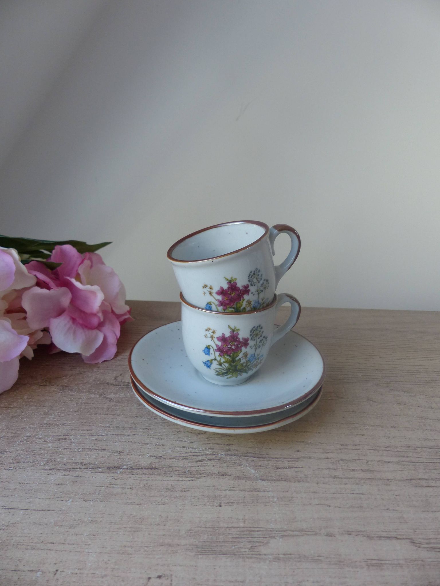 Set of two flowered stoneware cups with saucer from the 1980s.