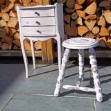 Small patinated vintage chest of drawers/bedside table