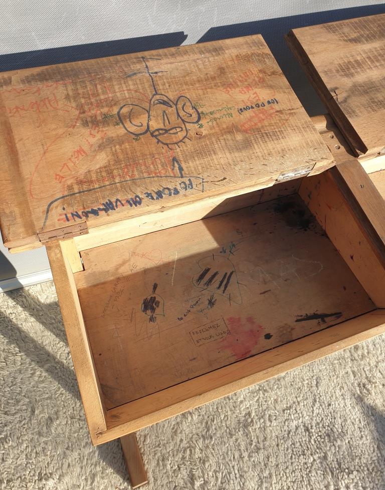 Bureau d'écolier pupitre double et son banc graffitis