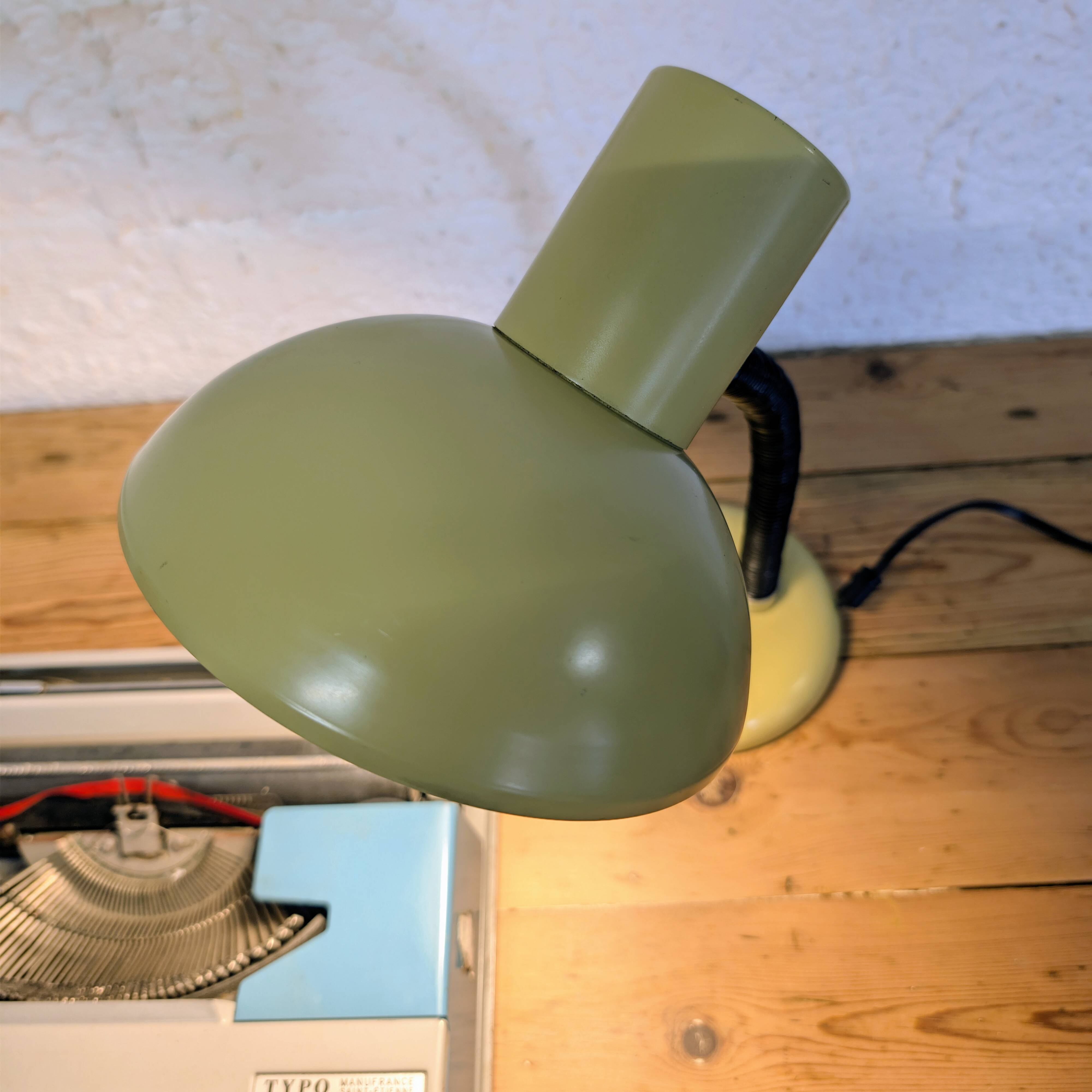 Articulated desk lamp