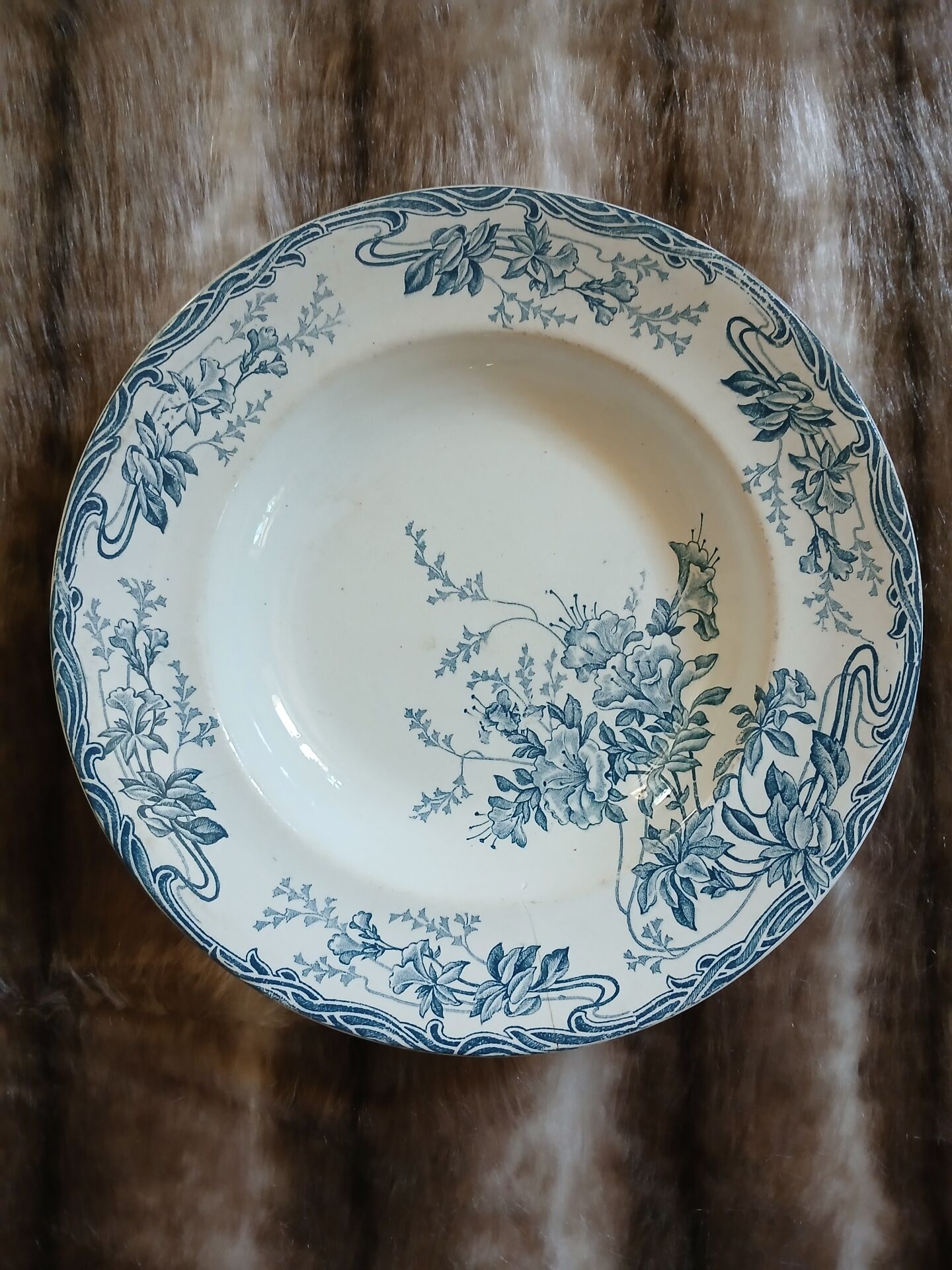 9 assiettes creuses anciennes dépareillées 