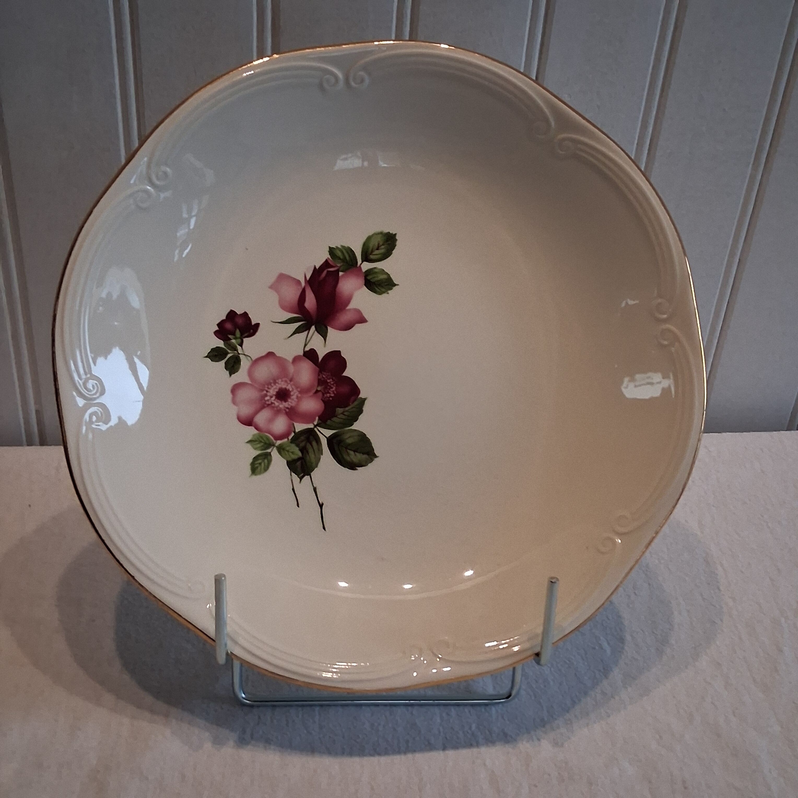 Very nice round serving dish from Gien model "Chinon" in very good condition.