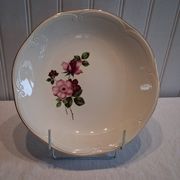 Very nice round serving dish from Gien model "Chinon" in very good condition.
