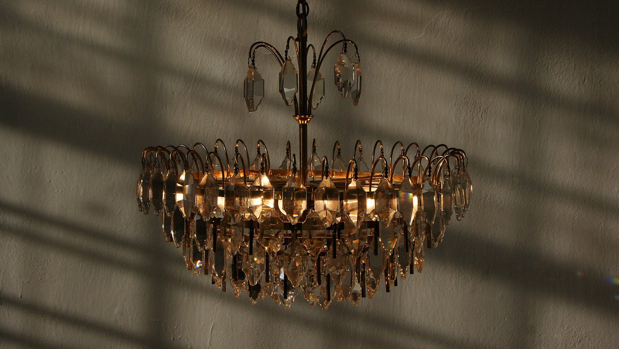Lustre en laiton et cristal du milieu du siècle de Palwa