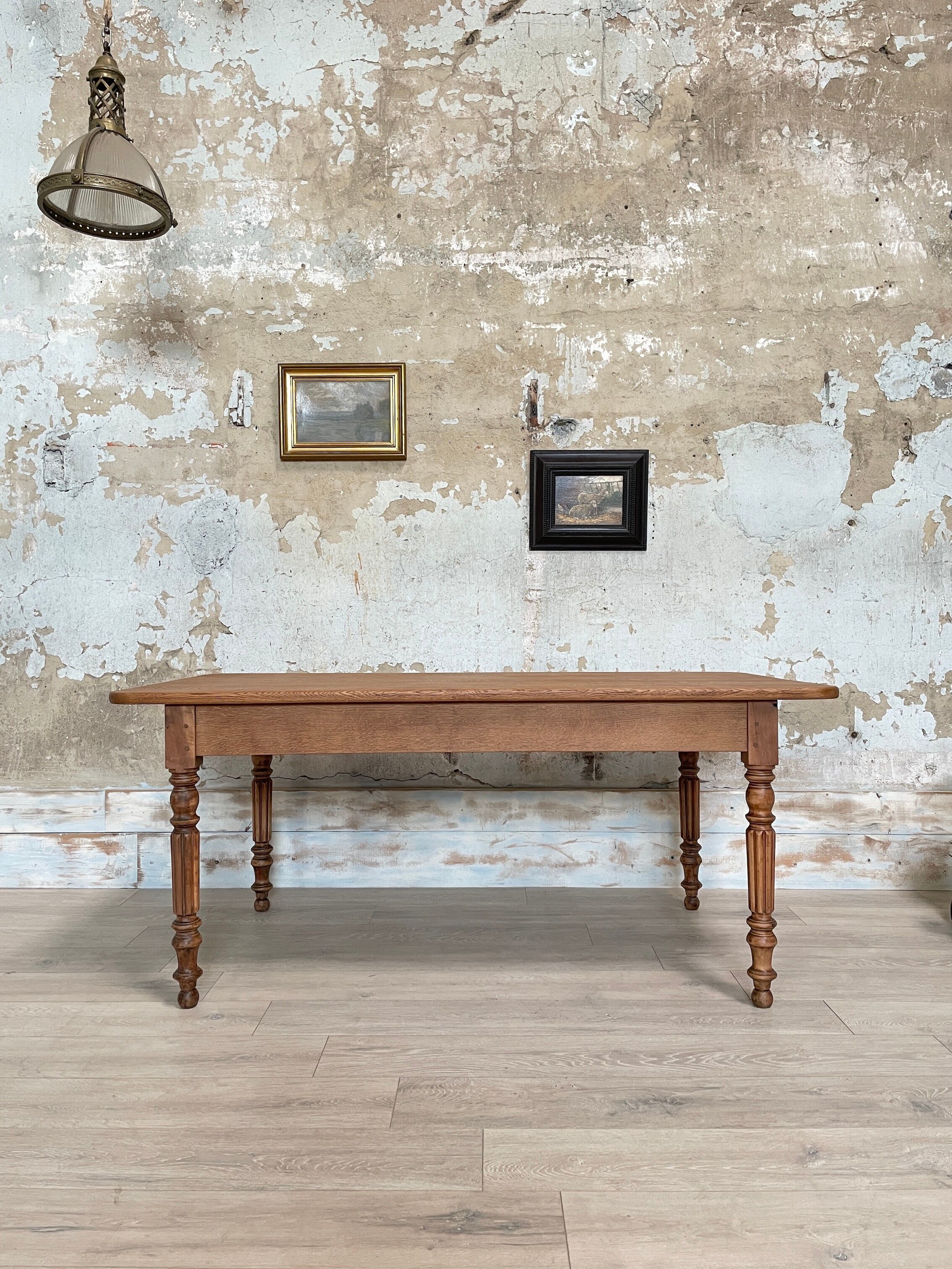 Table with turned legs in solid wood