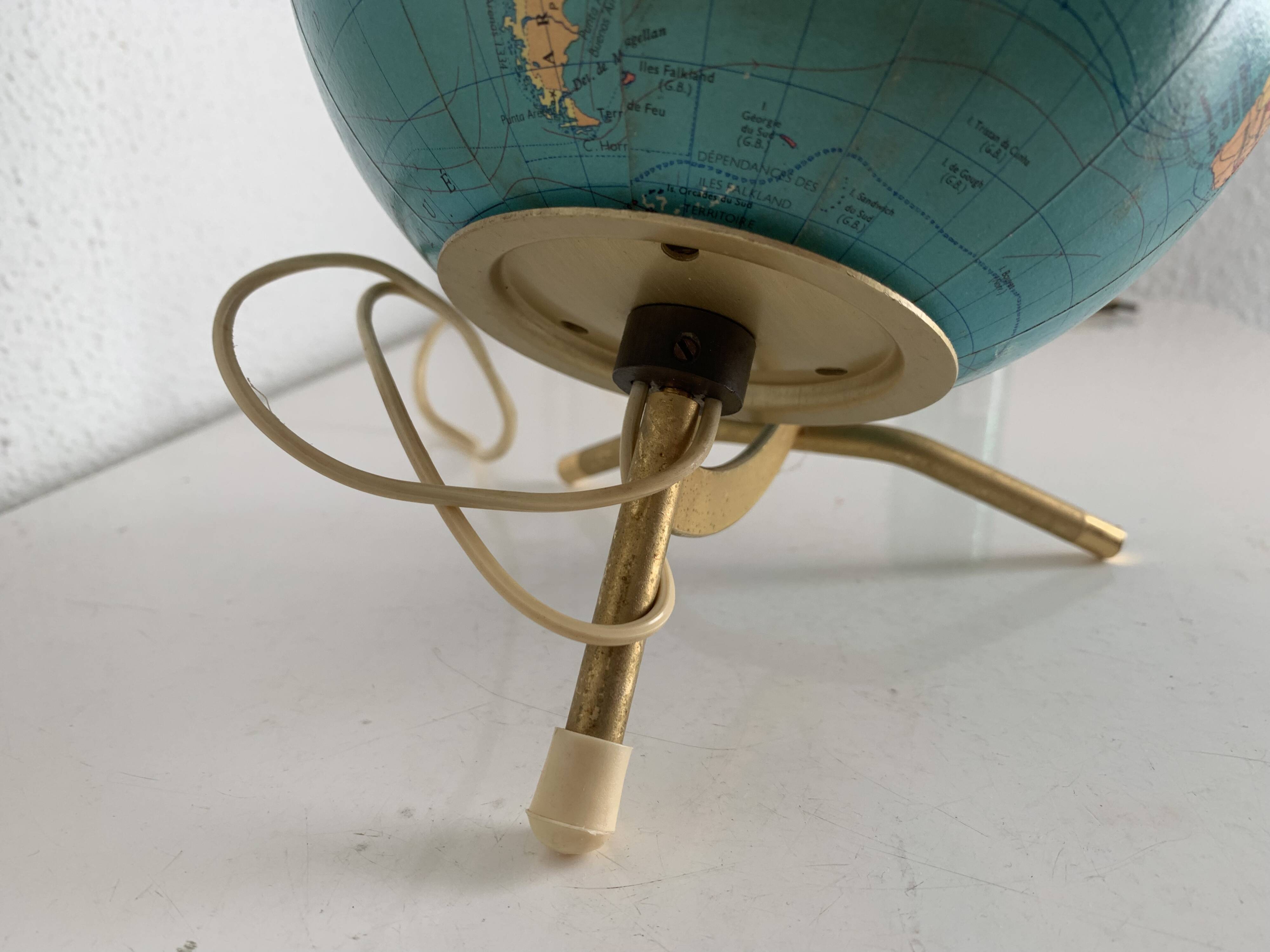 Globe terrestre tripode Taride en métal doré et verre, 1967