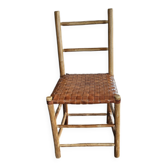 Chaise en châtaigner,  assise en cuir tressé