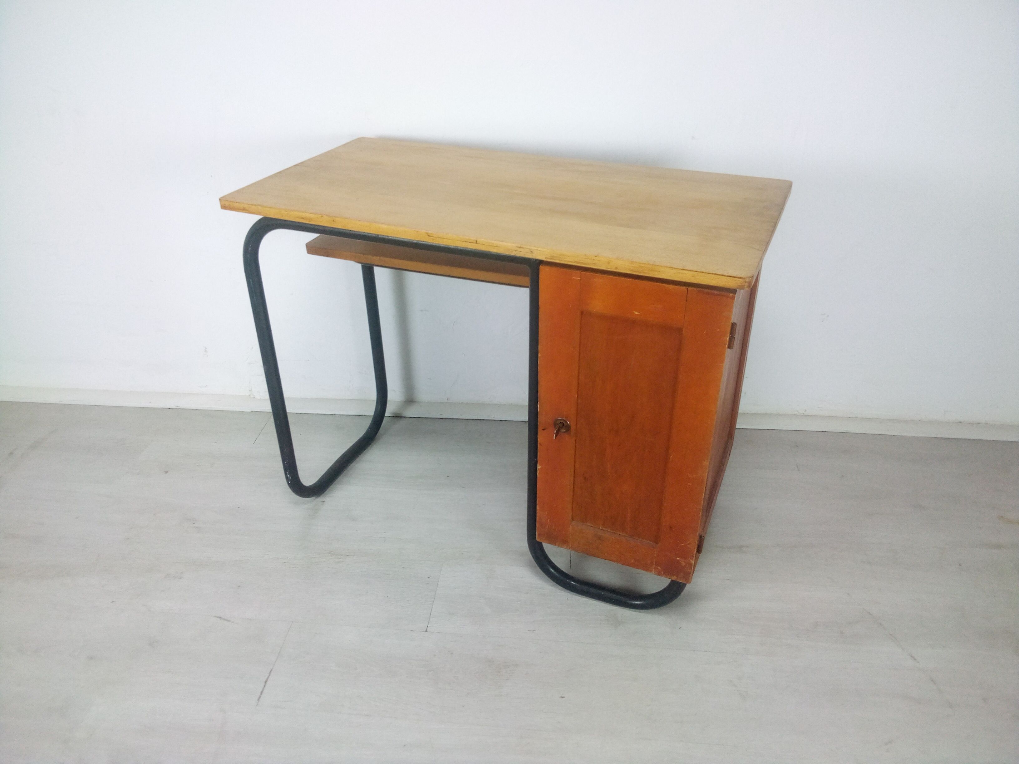 Desk model S22 by Jacques Hitier produced by Mobilor