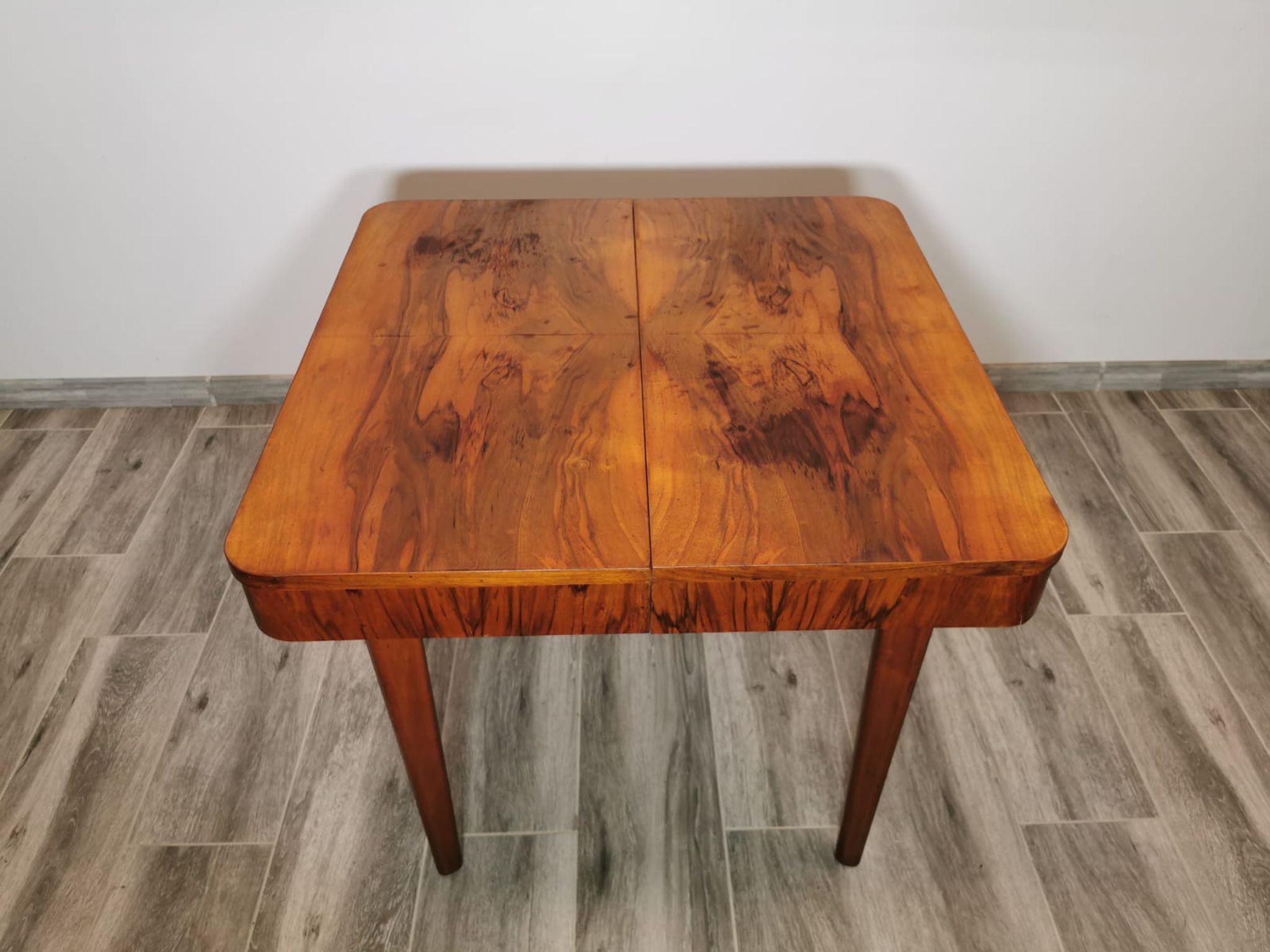 Table à manger par Jindrich Halabala