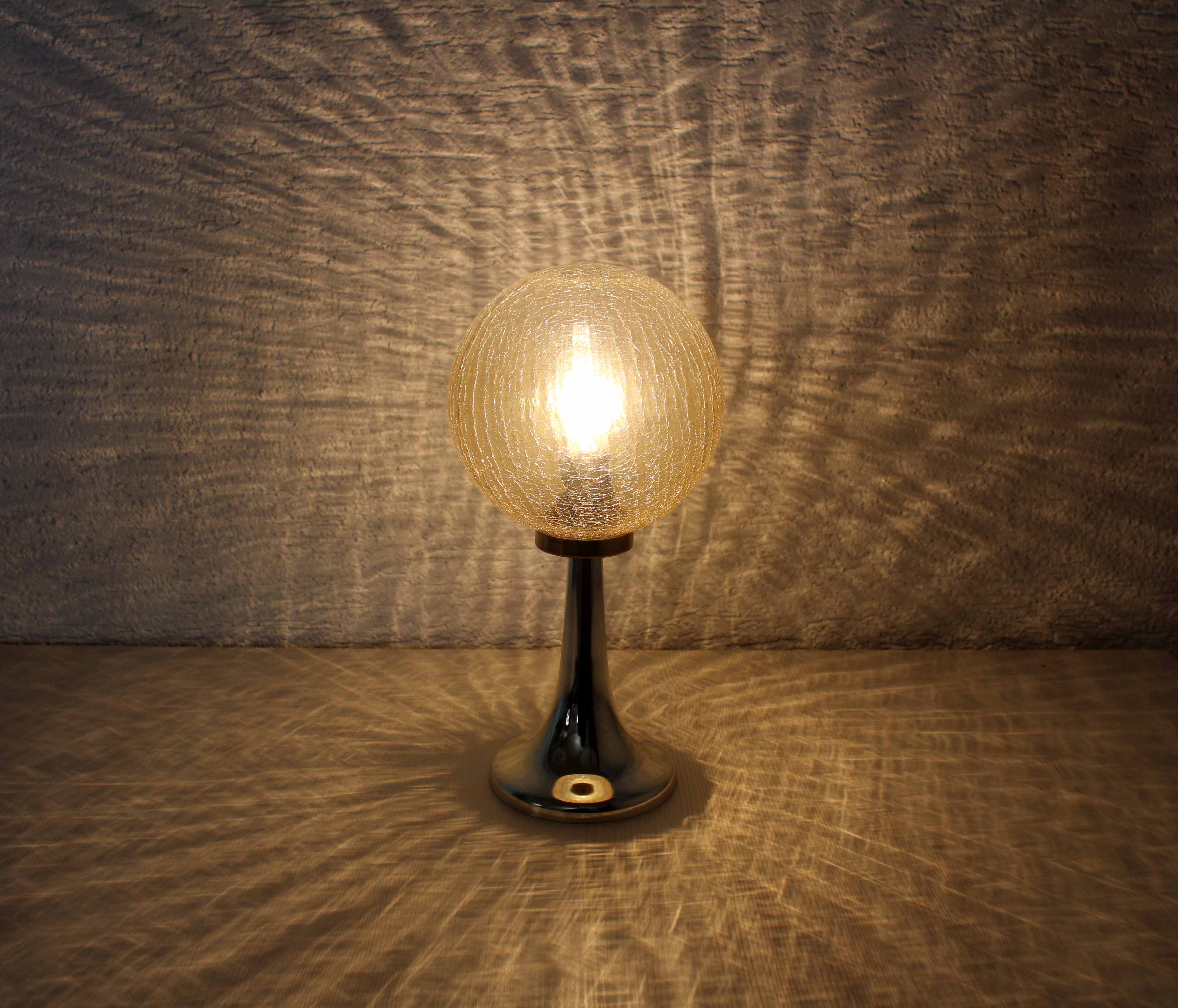 Lampe de table pied tulipe et verre craquelé doré