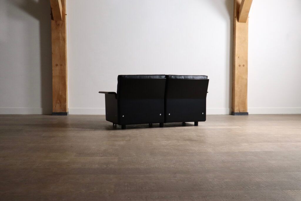 Dieter Rams Model 620 two seater sofa in black leather for Vitsoe, 1980s