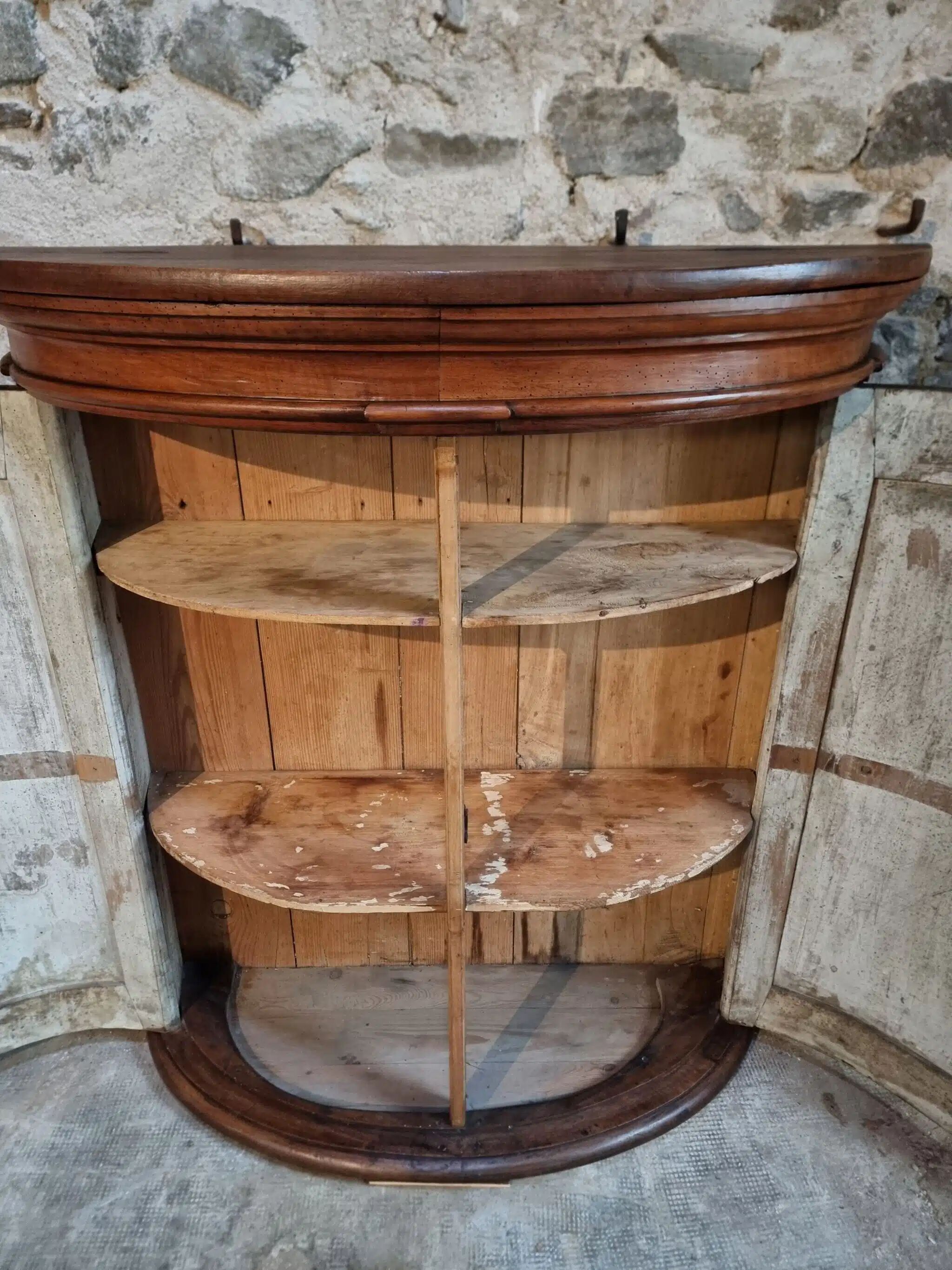 Cabinet demi-lune ancien en noyer, fin XVIIIe siècle, château français