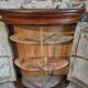 Cabinet demi-lune ancien en noyer, fin XVIIIe siècle, château français