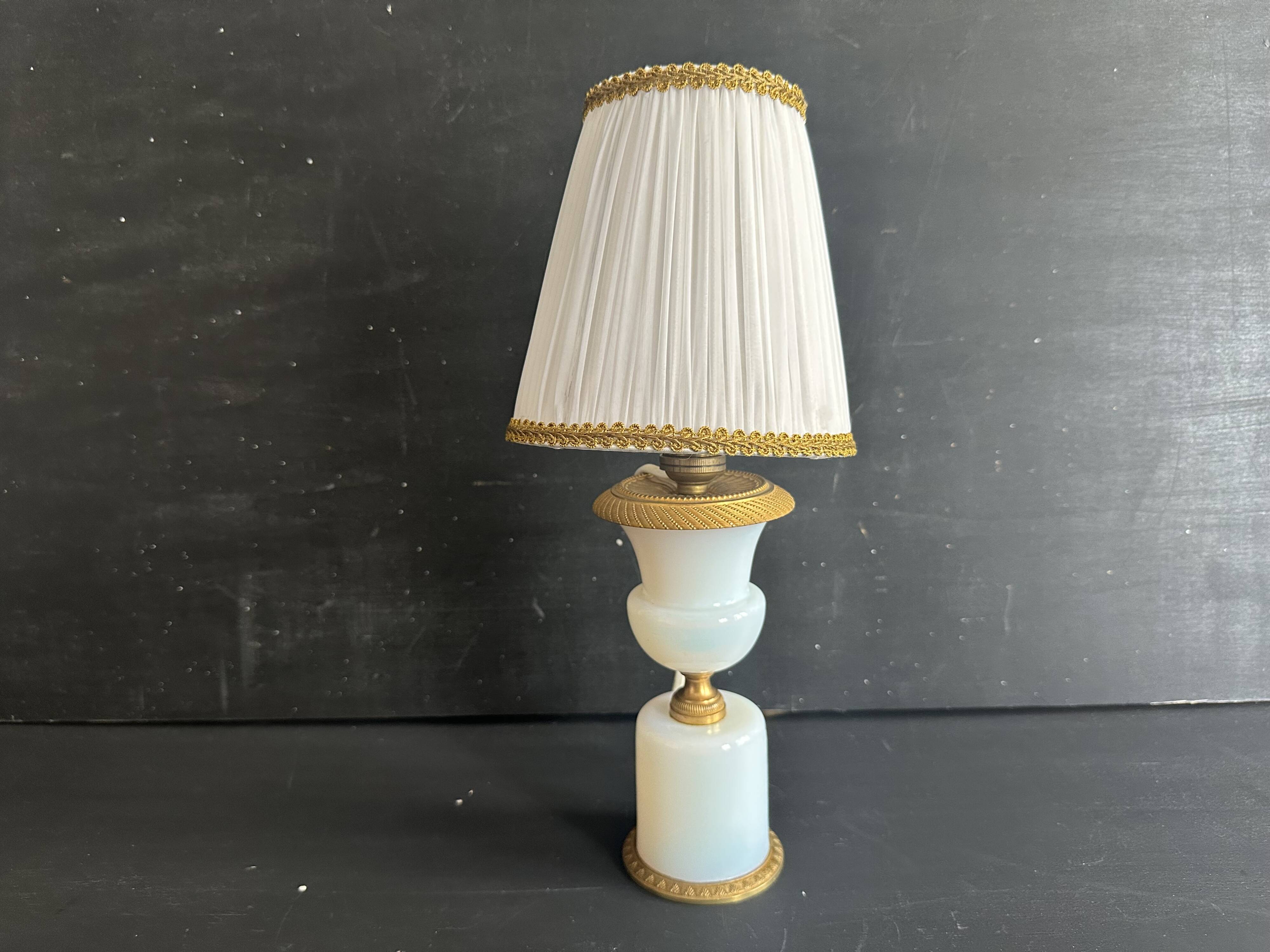 Lampe XIXe en opaline blanche et métal doré