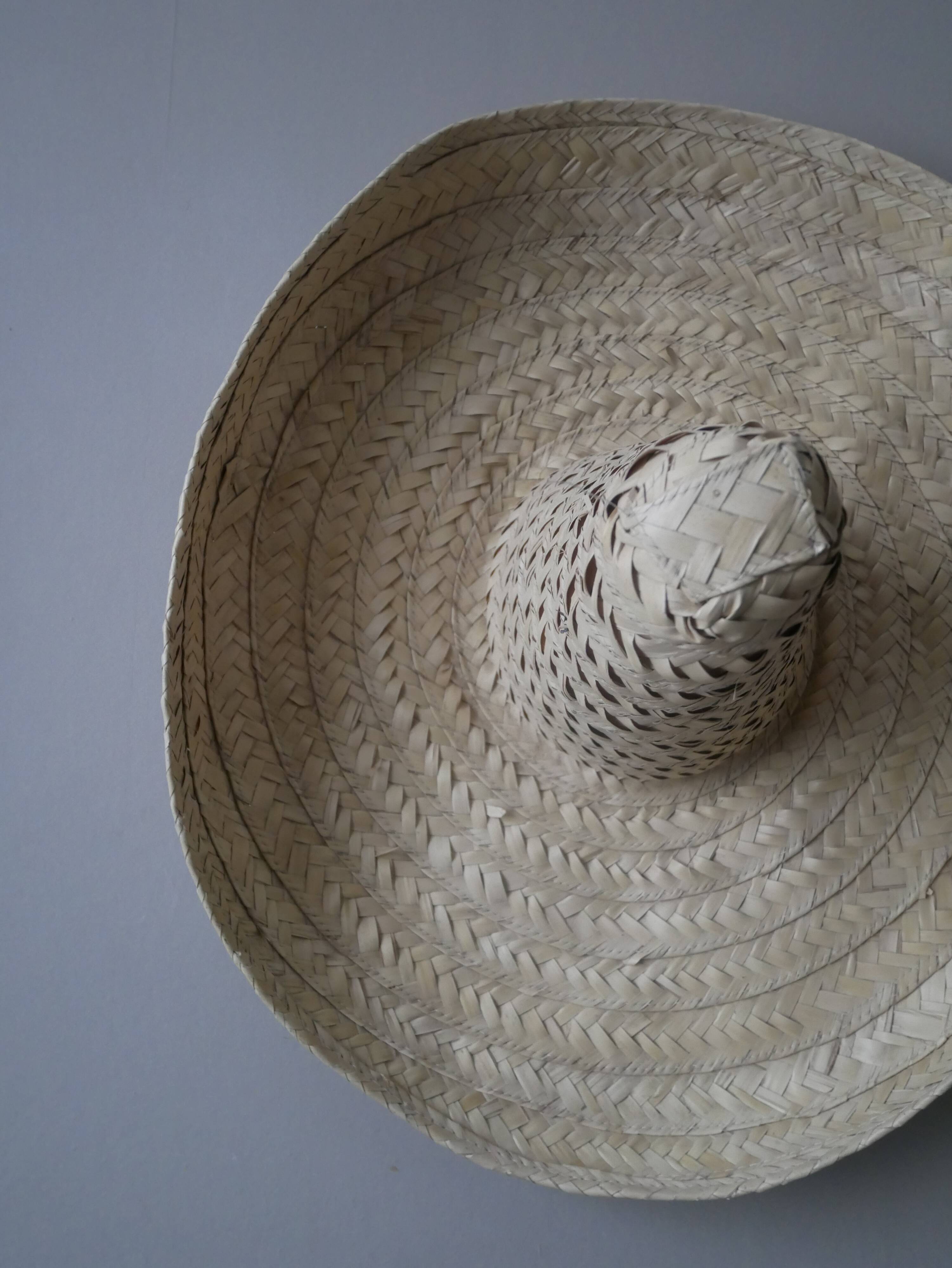 Chapeau paille osier tressé main objet décoration ethnique sombrero fabrication artisanale