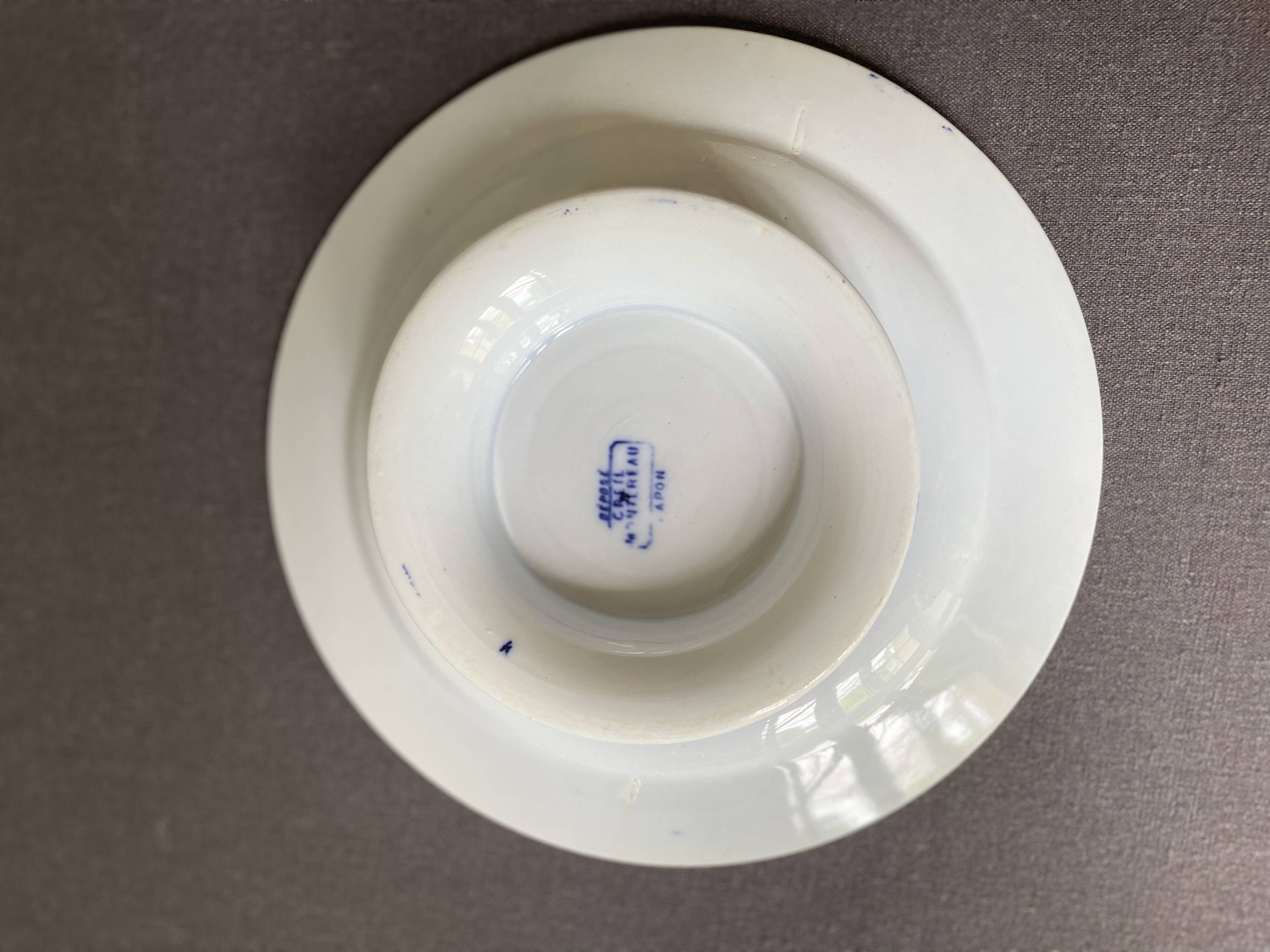 Assiette sur piédouche en faïence bleue et blanche Creil & Montereau, service "Japon", XIXème siècle