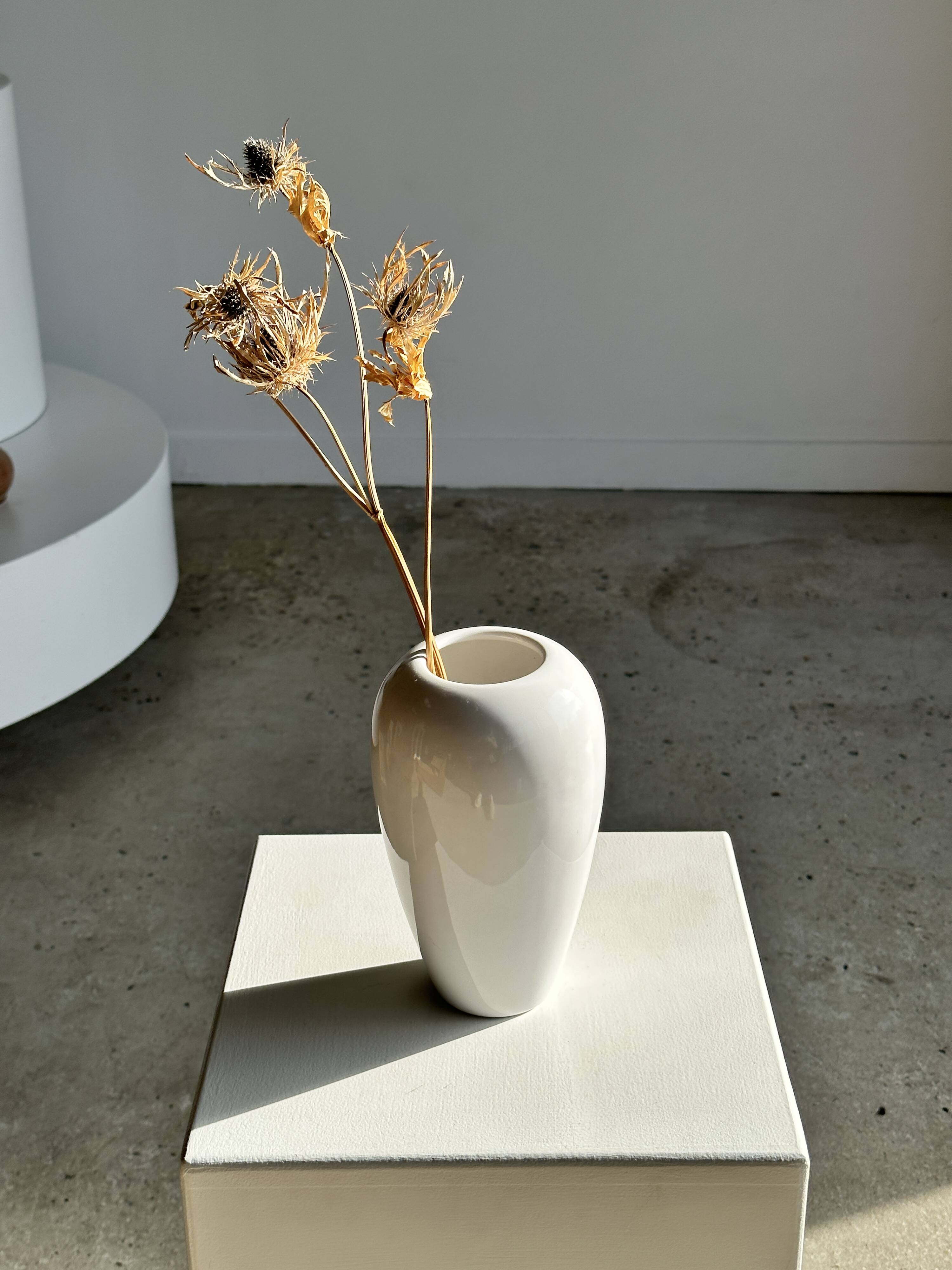 Oblong white vase H:20cm