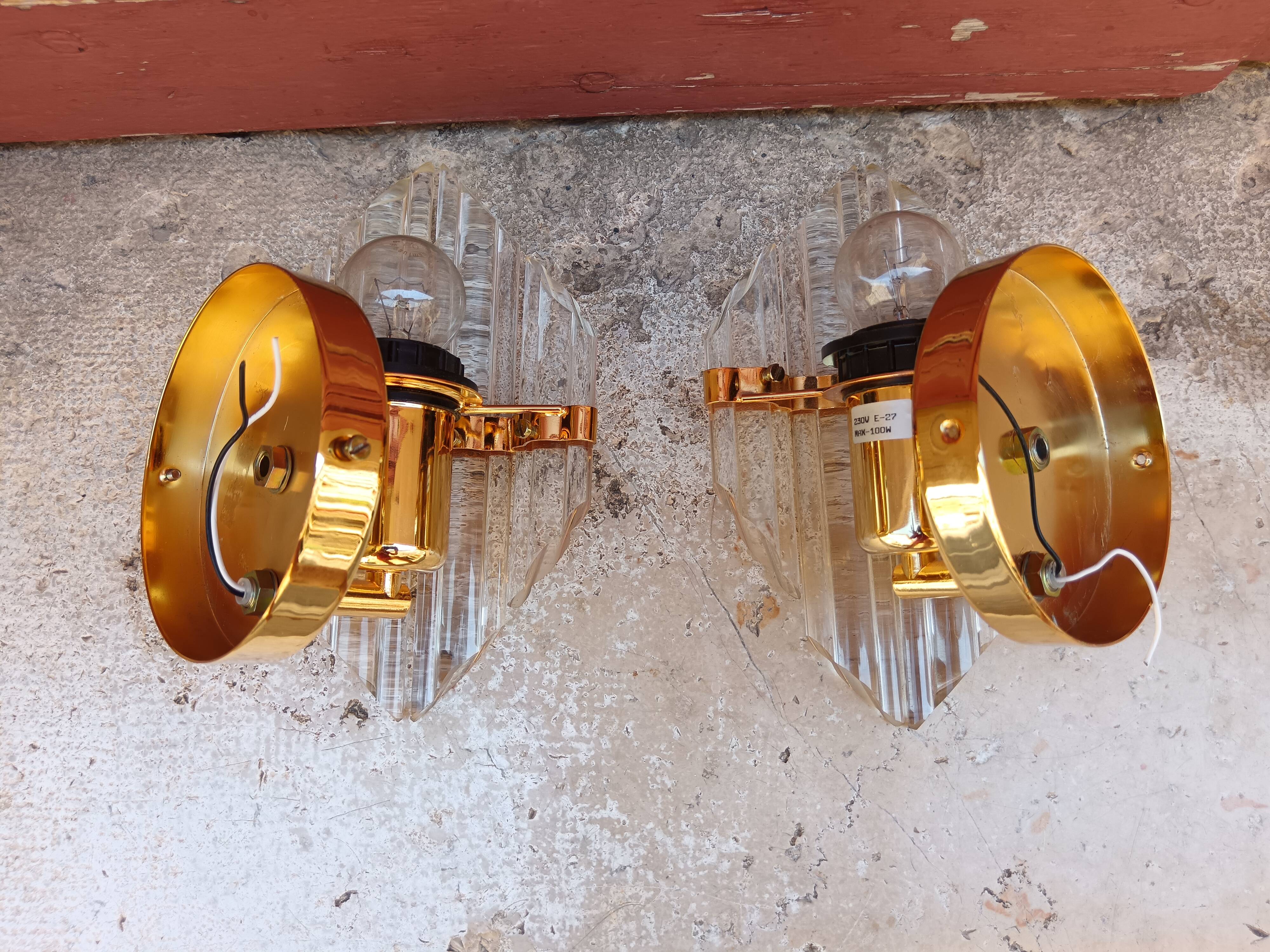 Pair of wall sconces in crystal glass and gilded brass. Venini style.