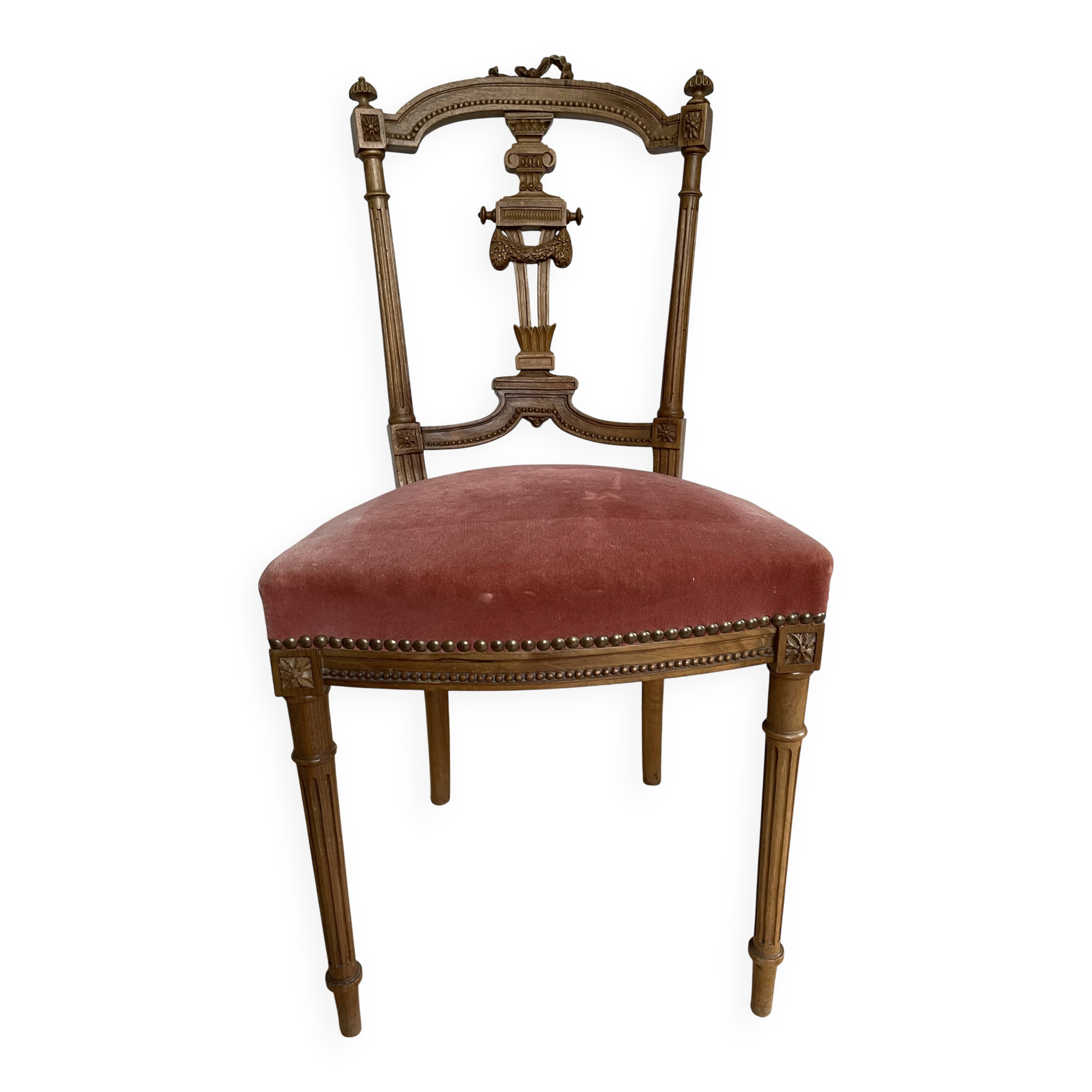 Timeless elegance for this Louis XVI style chair, in carved wood