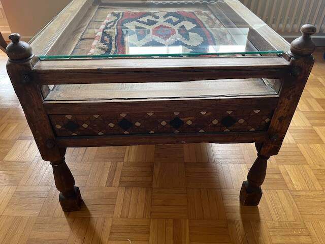 Table basse en bois massif avec tiroirs et plateau en verre – pièce unique