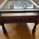 Table basse en bois massif avec tiroirs et plateau en verre – pièce unique