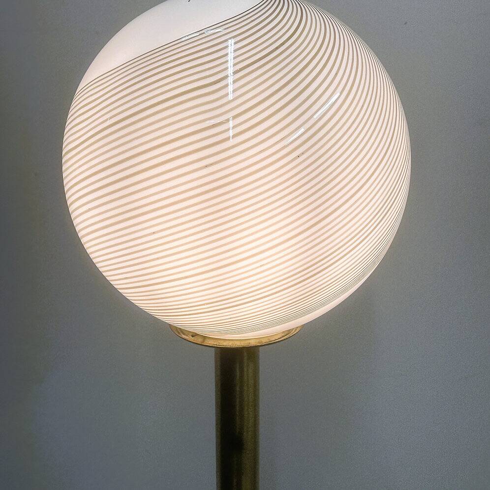 Large 1970s Italian brass floor lamp with swirled Murano glass globe — Sculptura