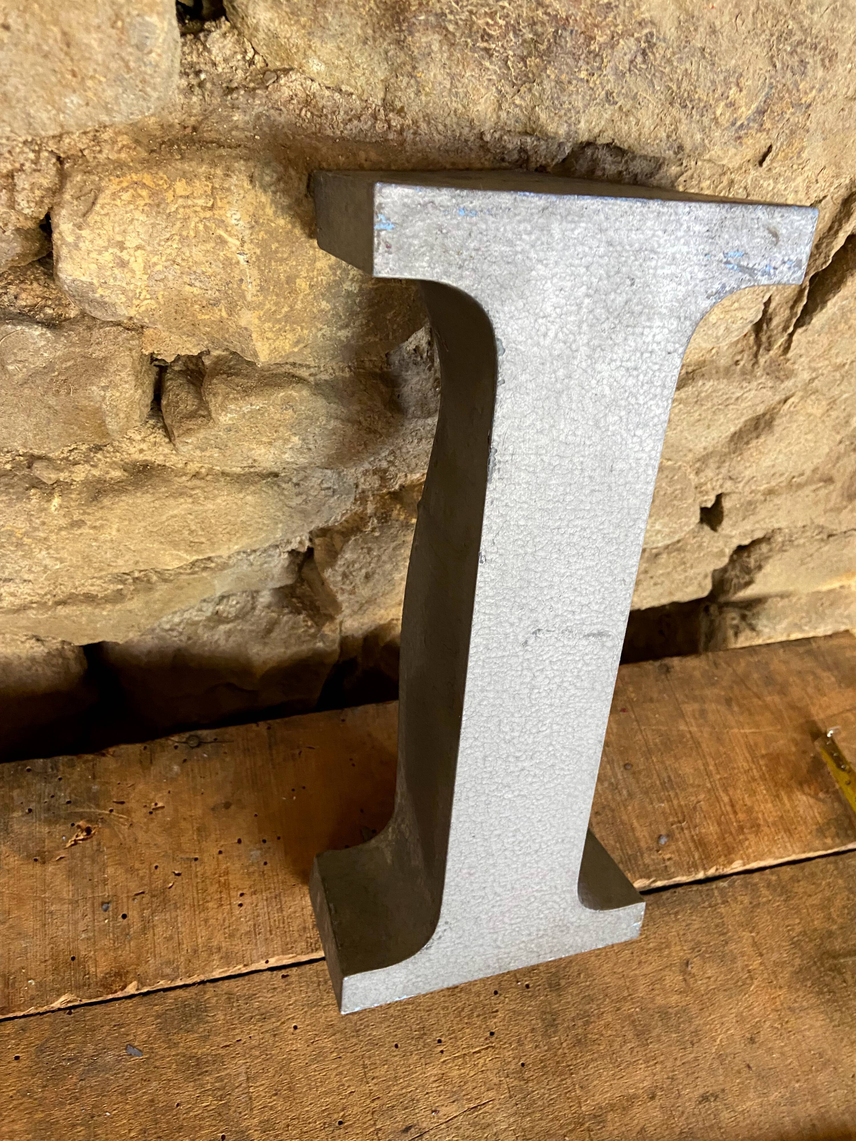 Letter metal I
