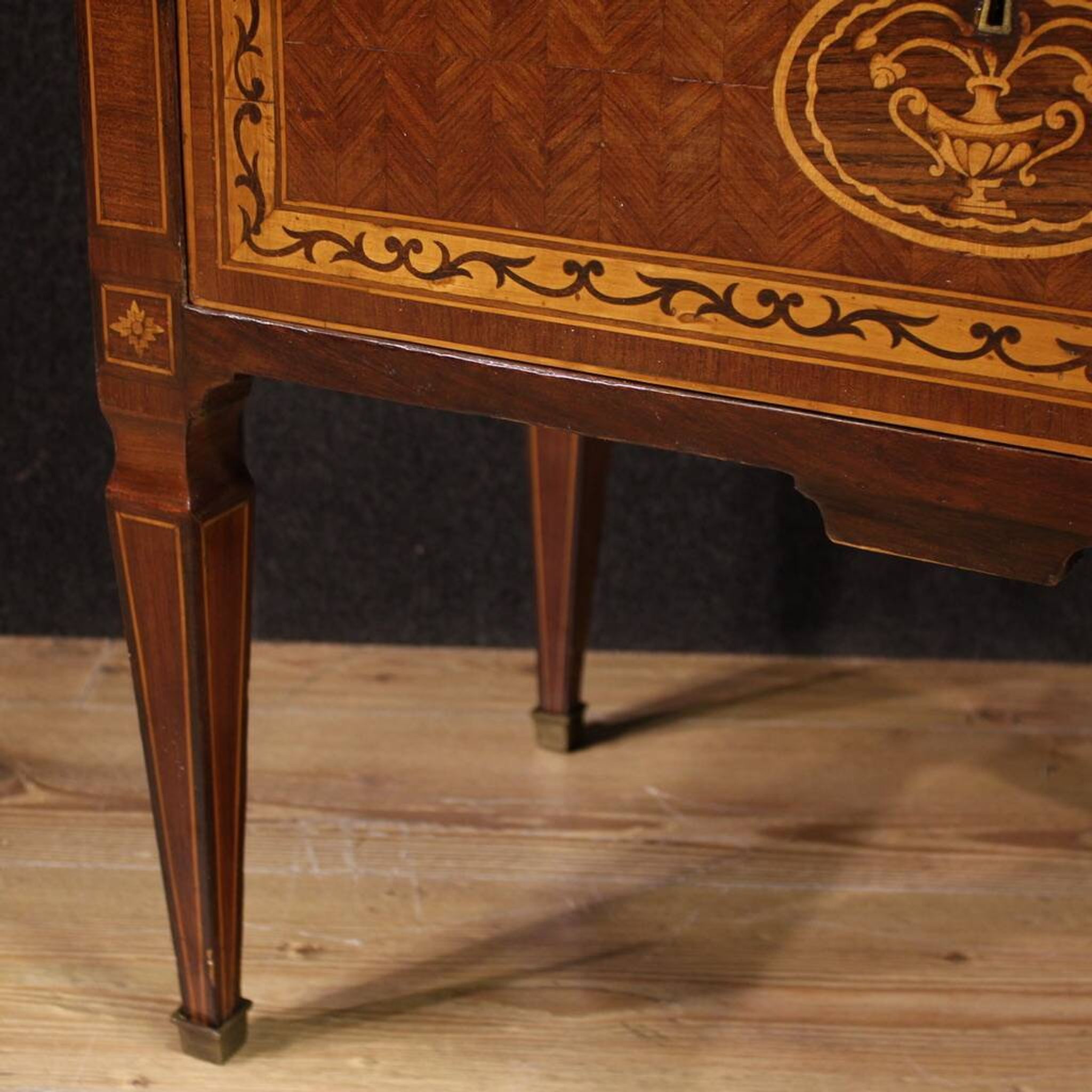 Commode marquetée de style Louis XVI du XXe siècle