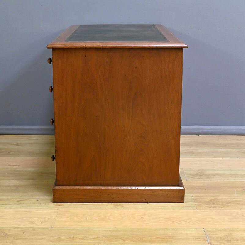 Victorian Mahogany Pedestal Desk, England – Late 19th Century