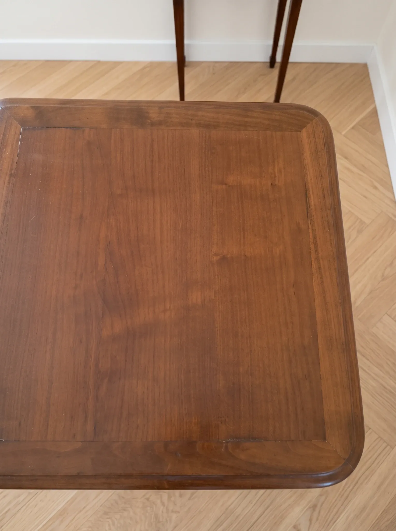 Table d'appoint style Louis XV en bois avec tiroir et niche