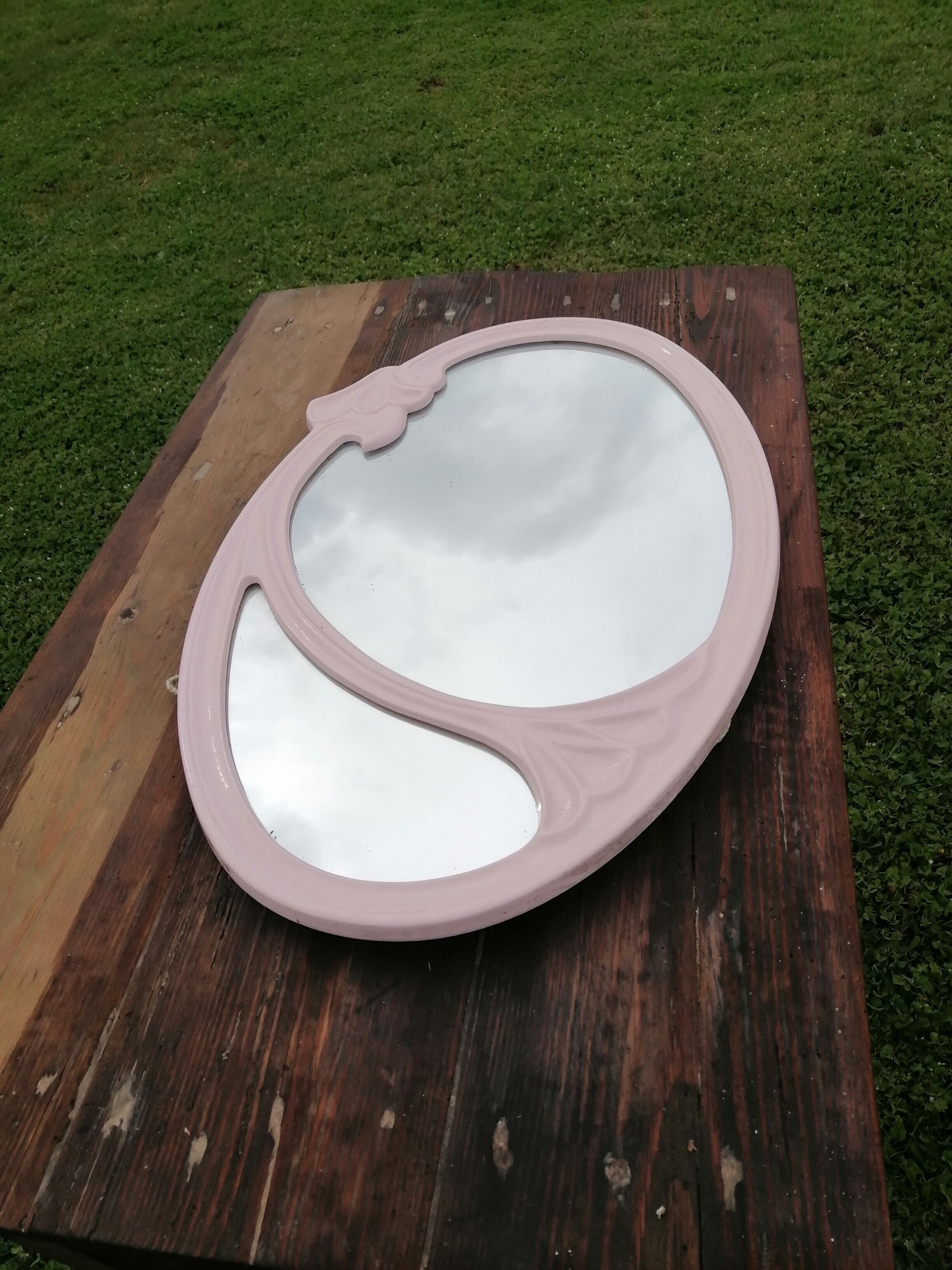 Oval mirror in pink cast iron layette