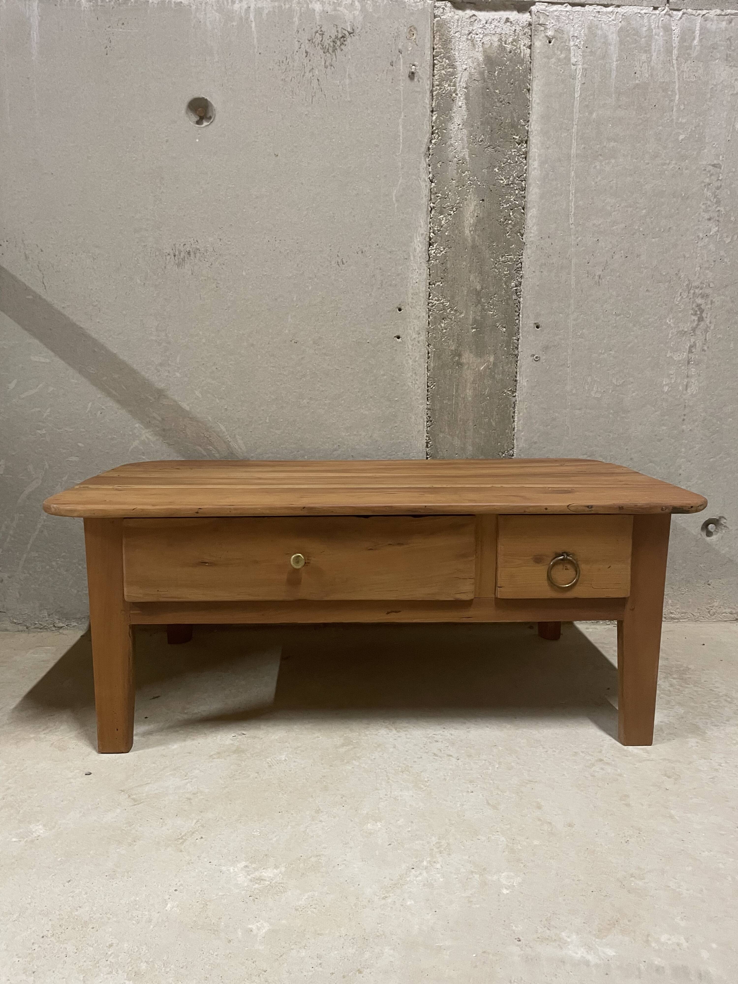 Oak coffee table with drawers