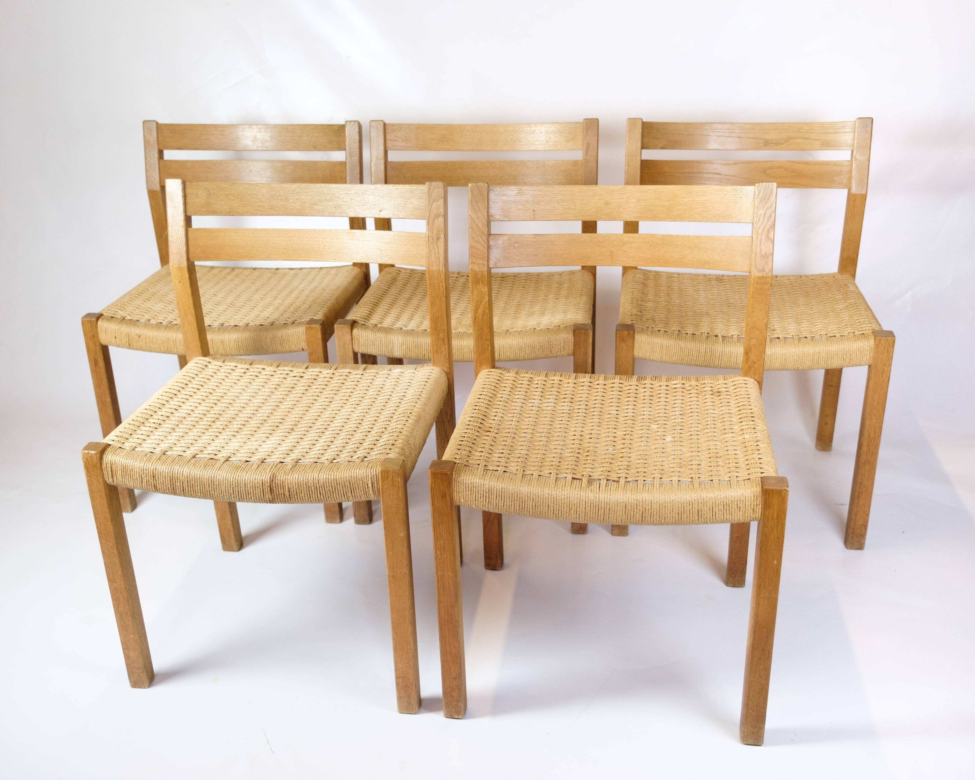 Ensemble de cinq chaises de salle à manger modèle 401 en chêne par Jørgen H. Møller