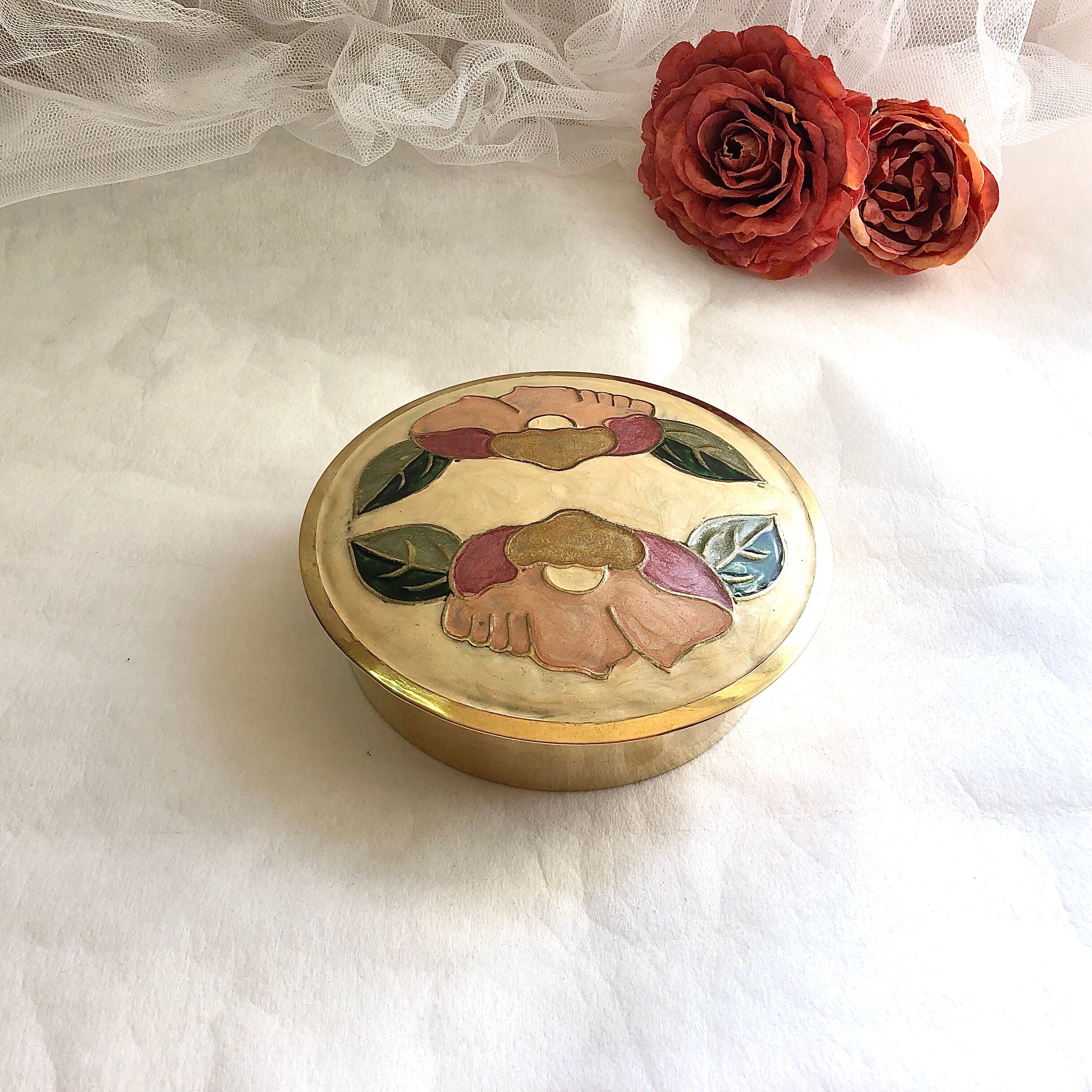 Boîte ronde laiton émaillé décor floral d'Inde
