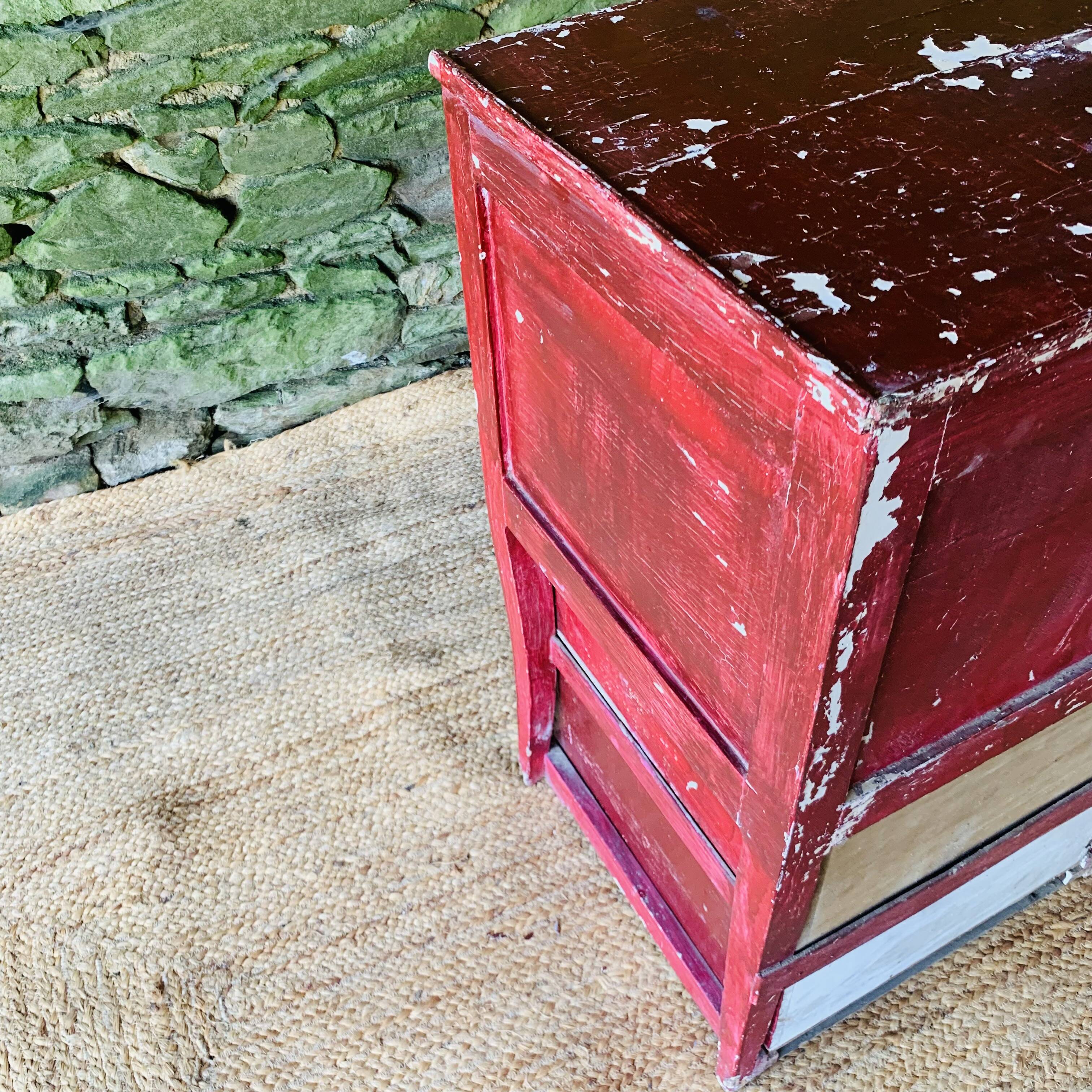 Atypical 4-drawer chest of drawers