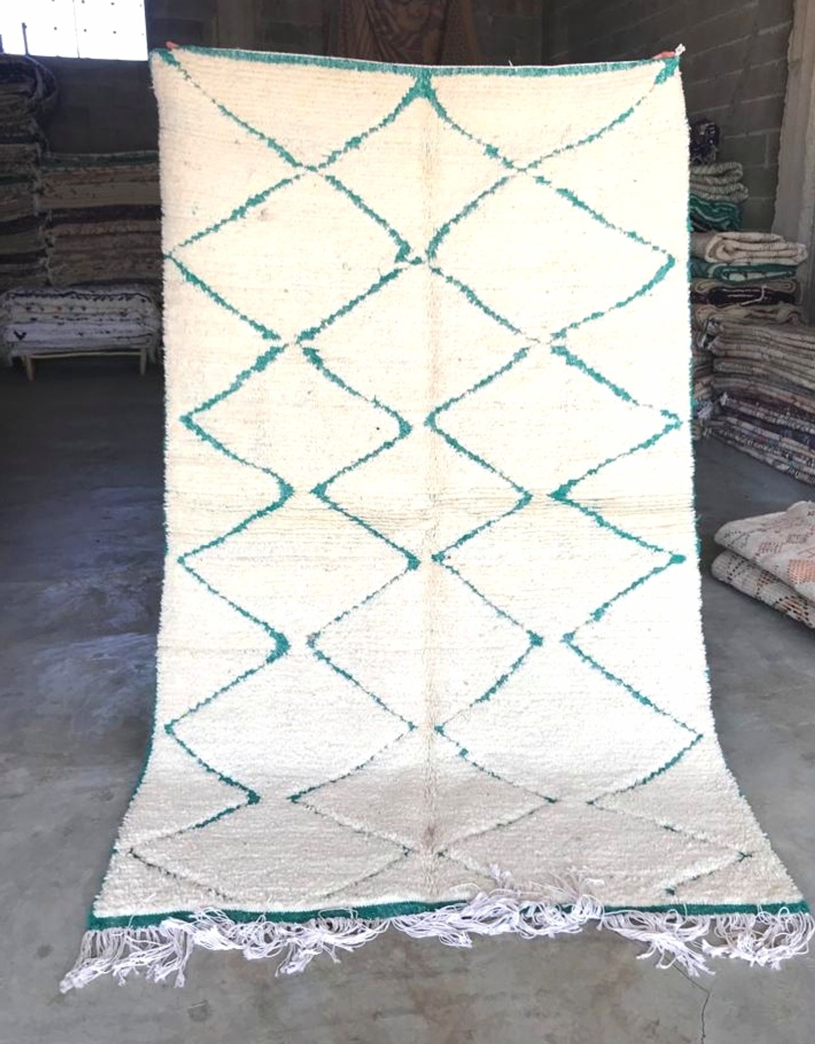 Béni ouarain rug with green and white diamonds with fringes on the side 143x240