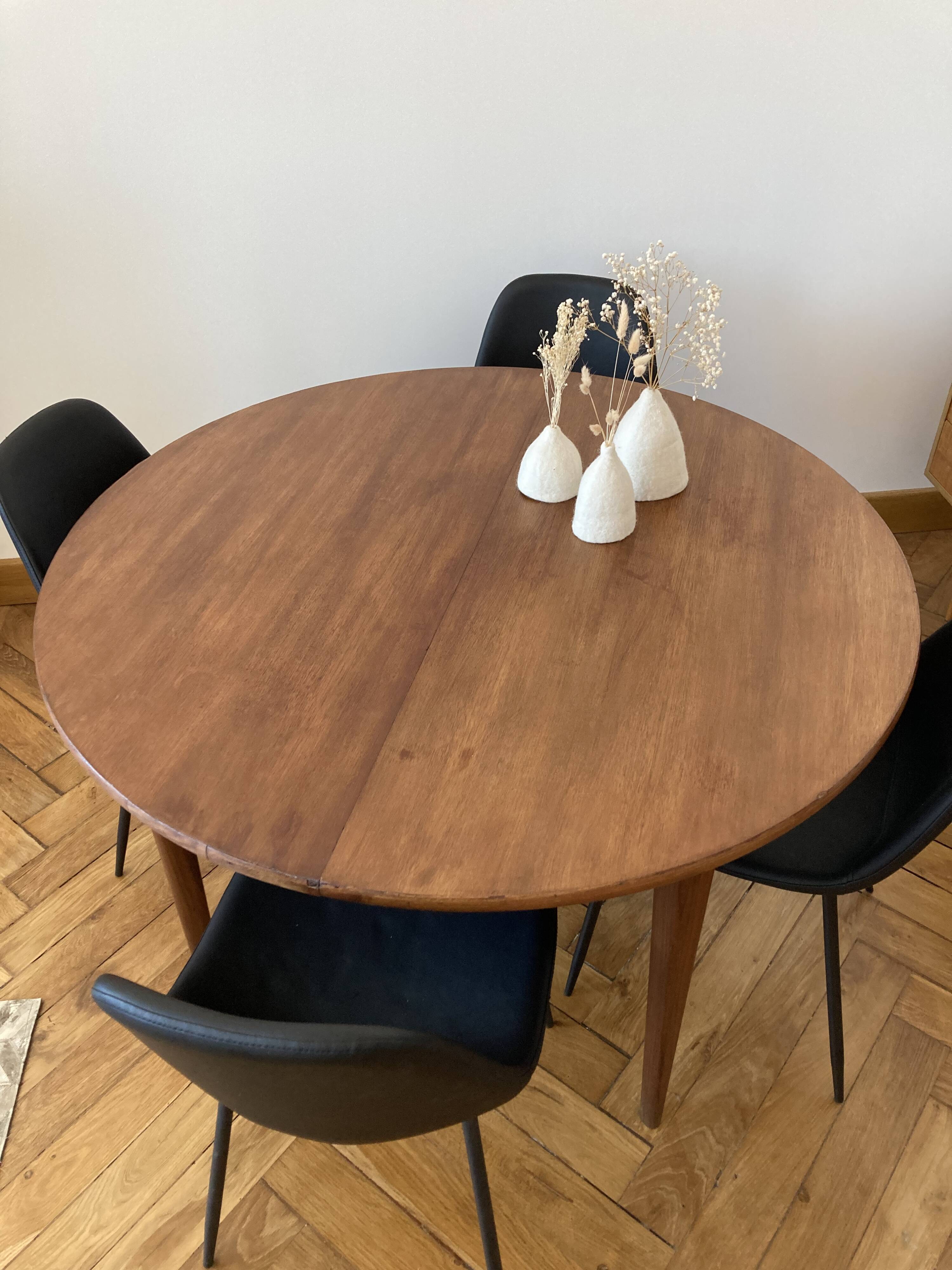 Extendable Scandinavian table