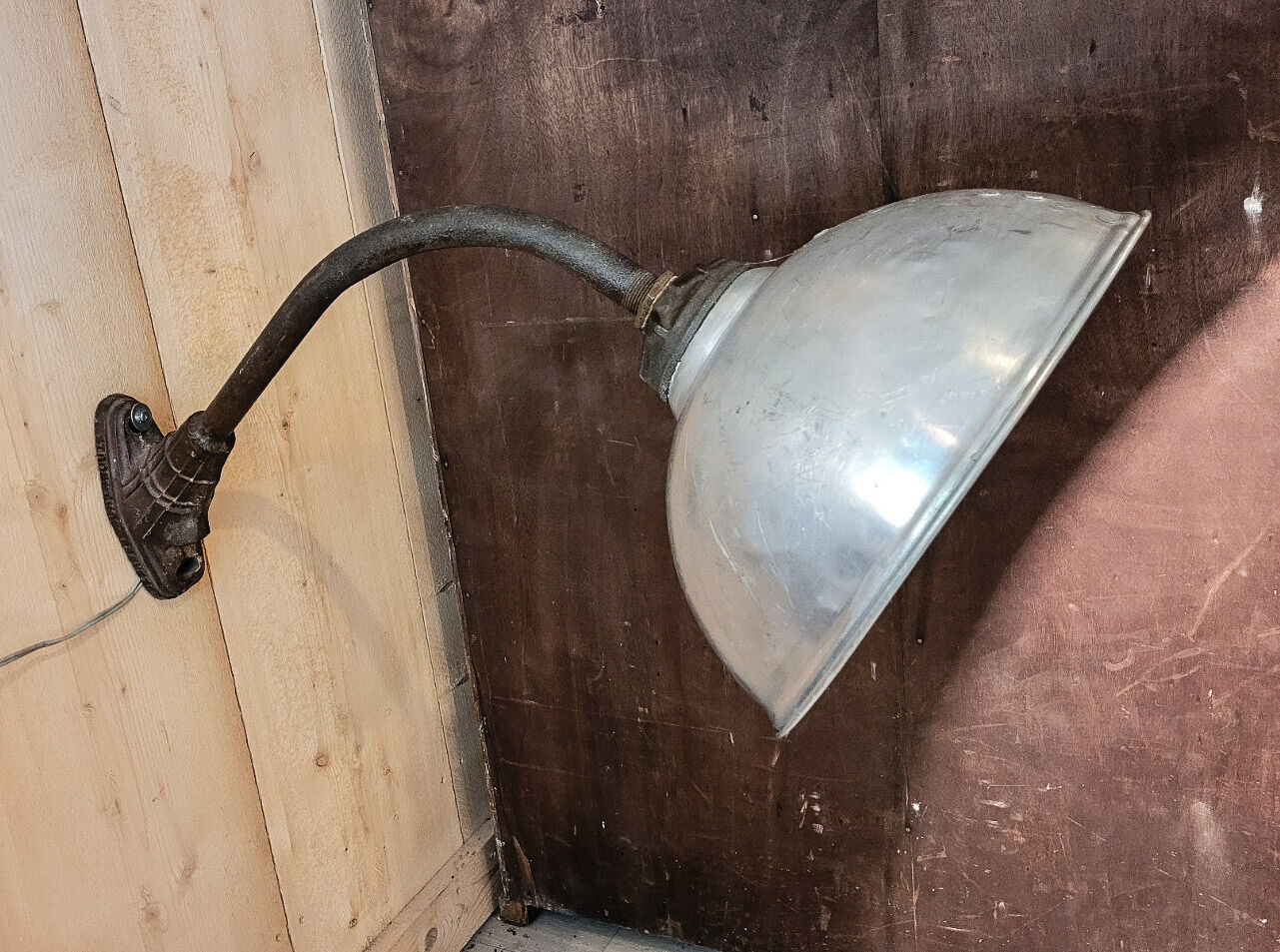 Industrial wall lamp