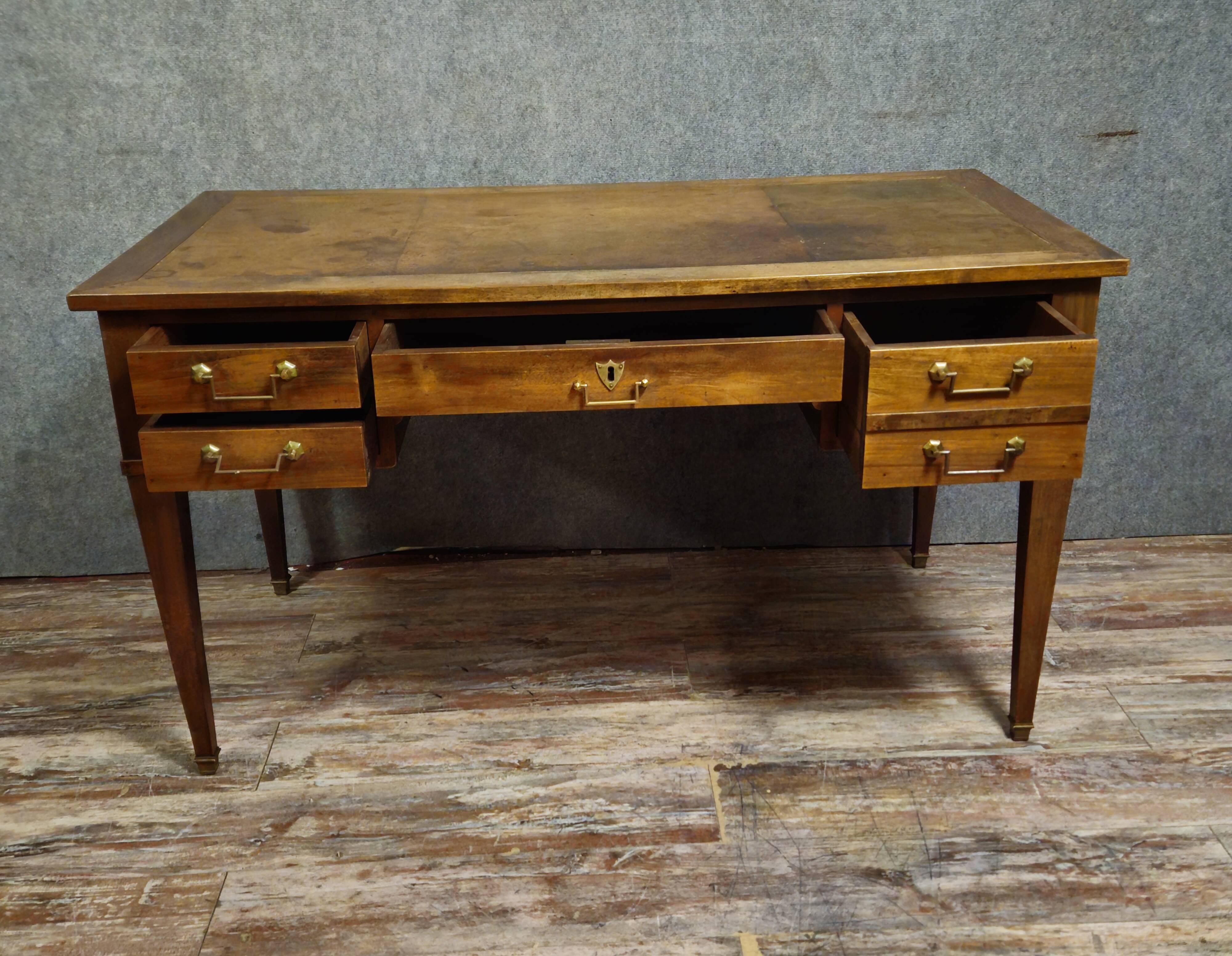 Flat desk from the Directoire period in walnut, 19th century work.