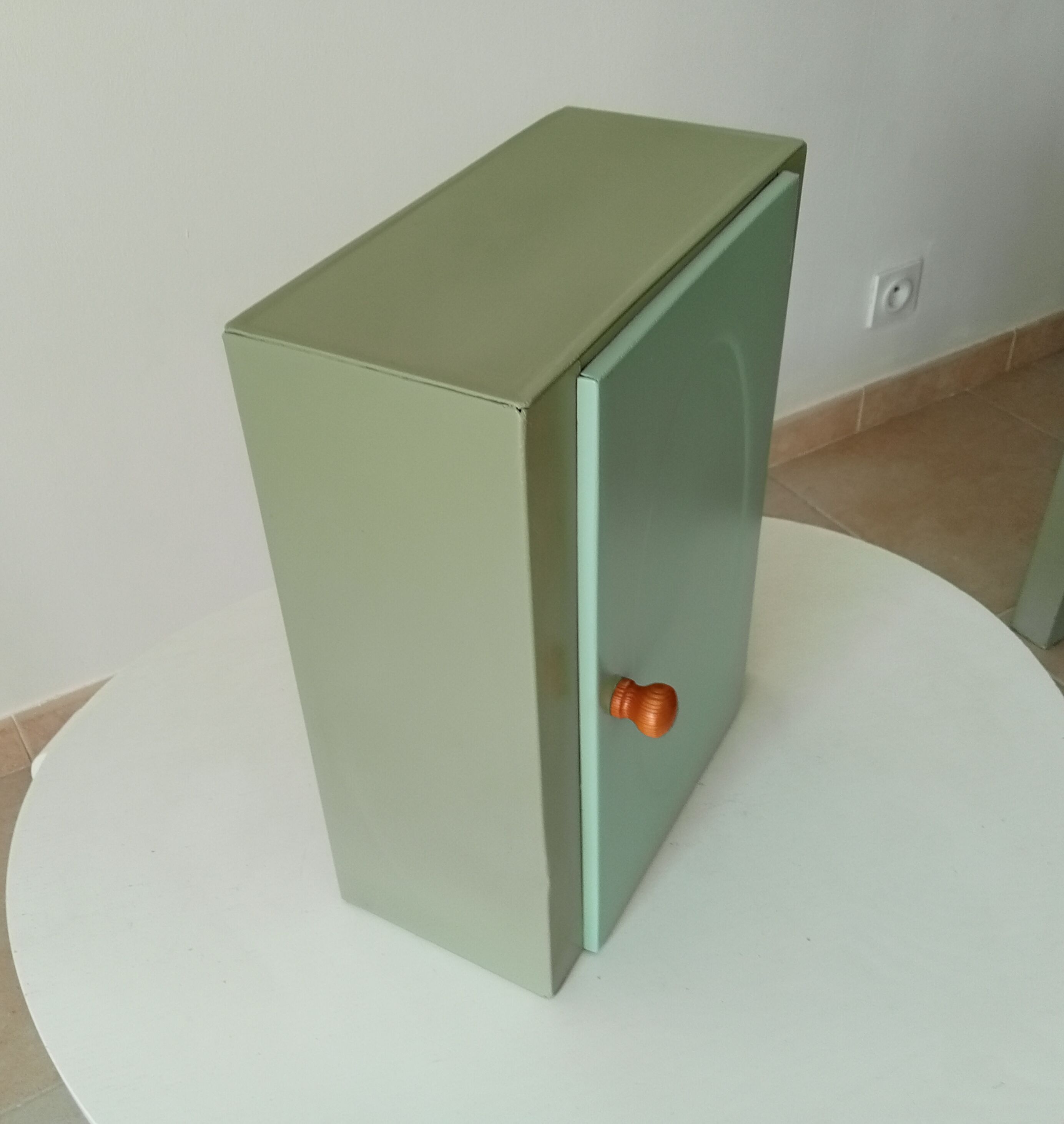 Vintage metal medicine cabinet 60s/70s