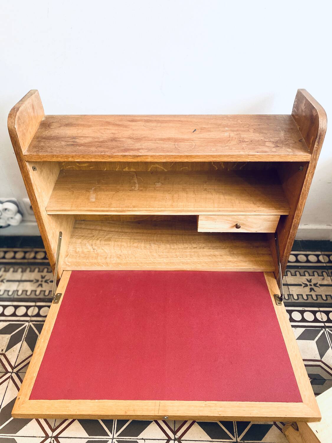 Small secretary desk to hang.