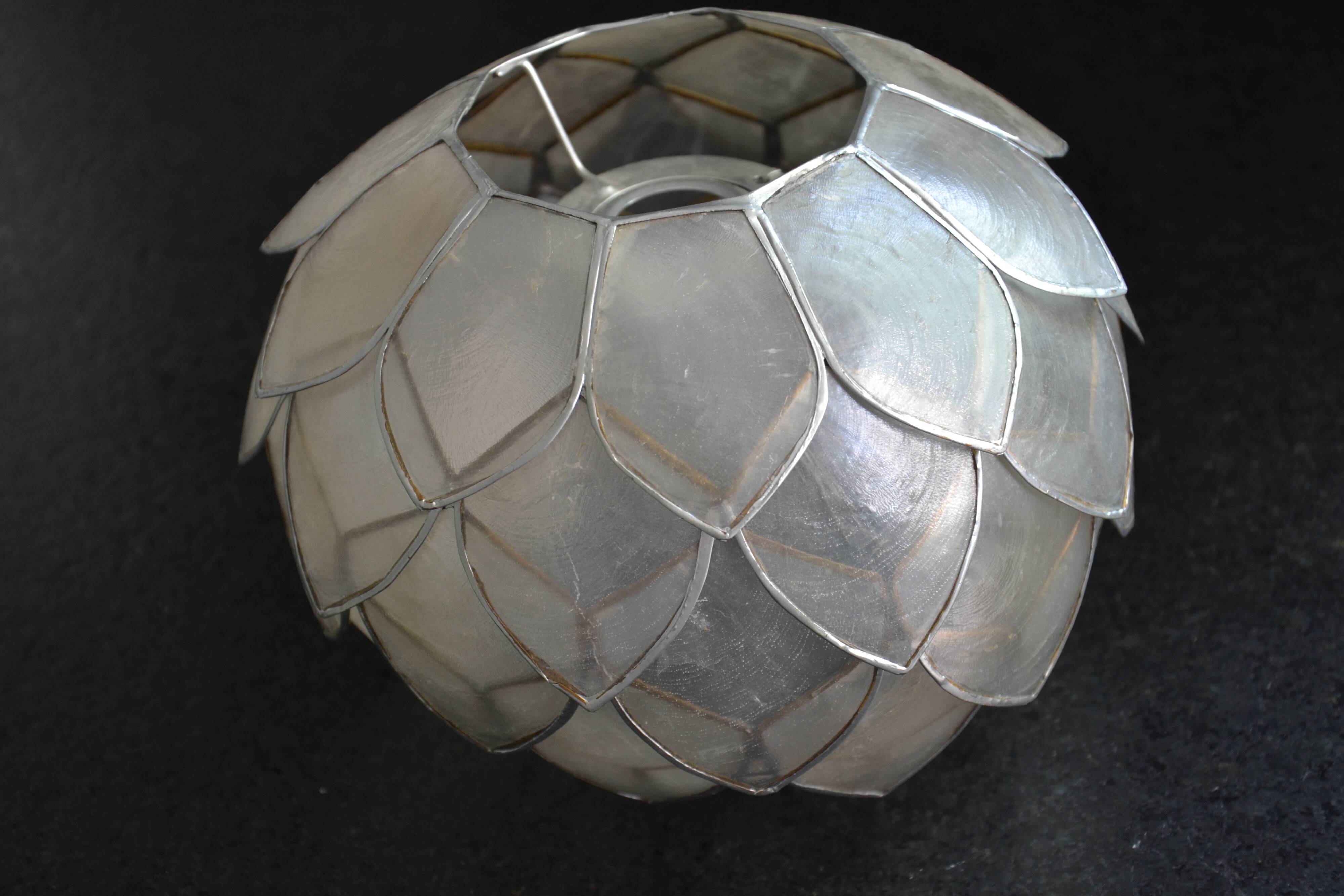 Flower-shaped mother-of-pearl lampshade