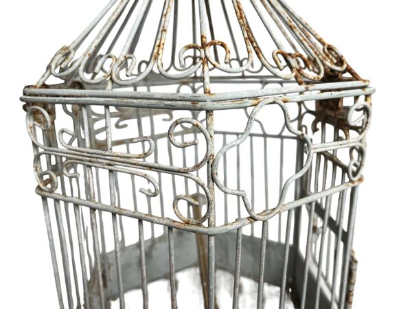 Ancienne cage à oiseaux hexagonale en métal vers 1940