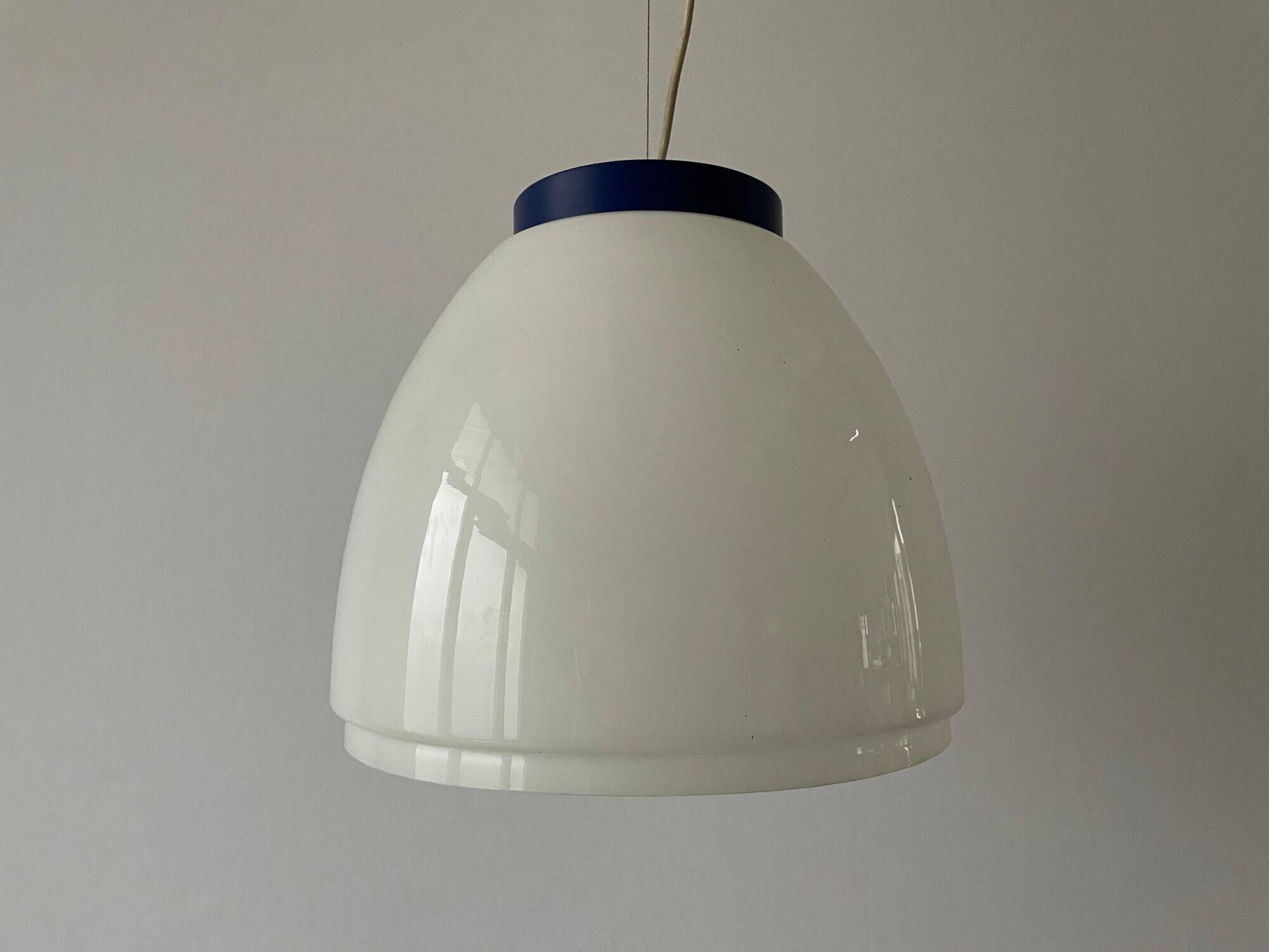 Suspension du milieu du siècle en verre blanc avec dessus bleu foncé, années 1960, Italie
