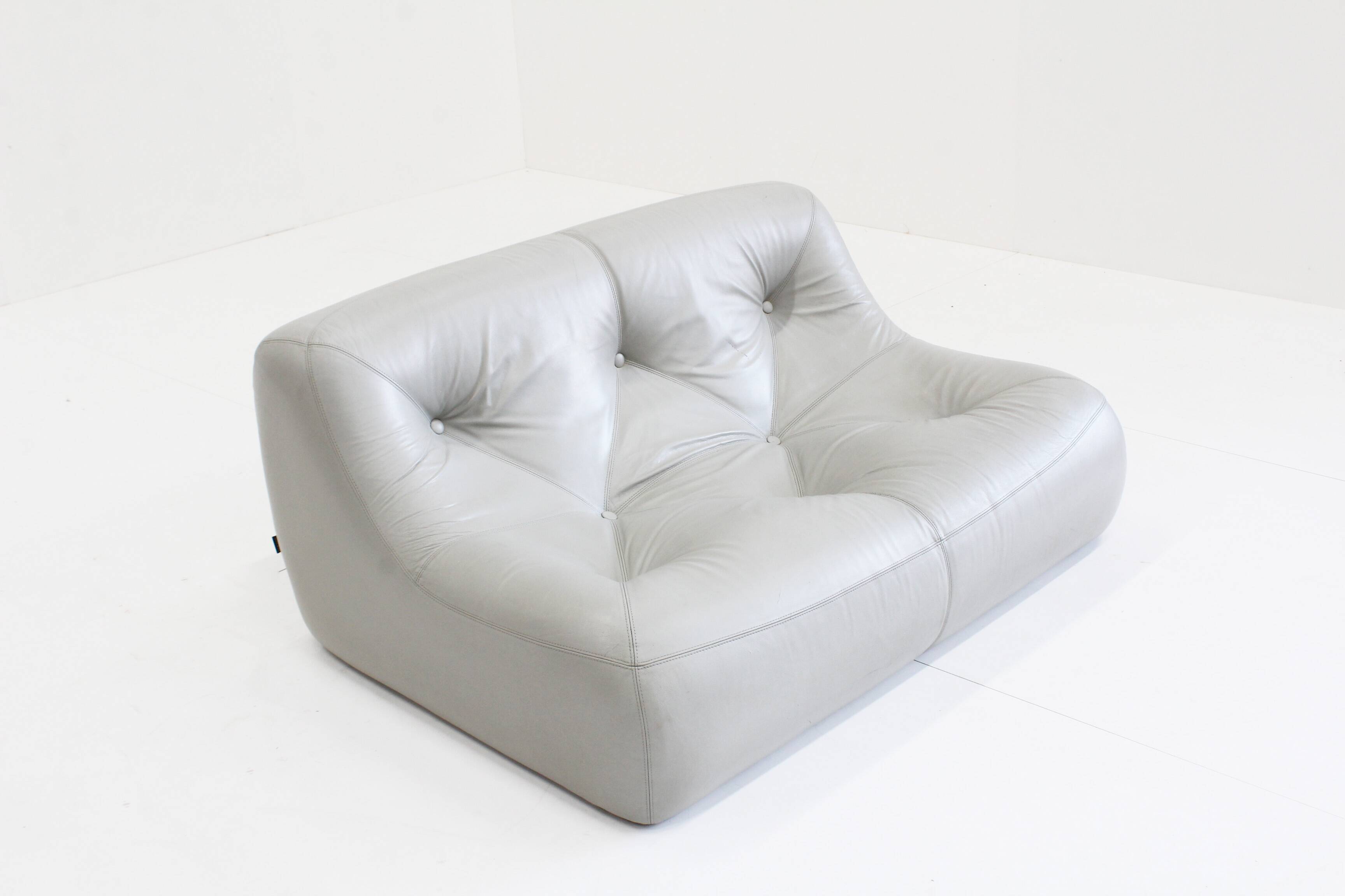 Canapé Kali en cuir gris de Michel Ducaroy pour Ligne Roset