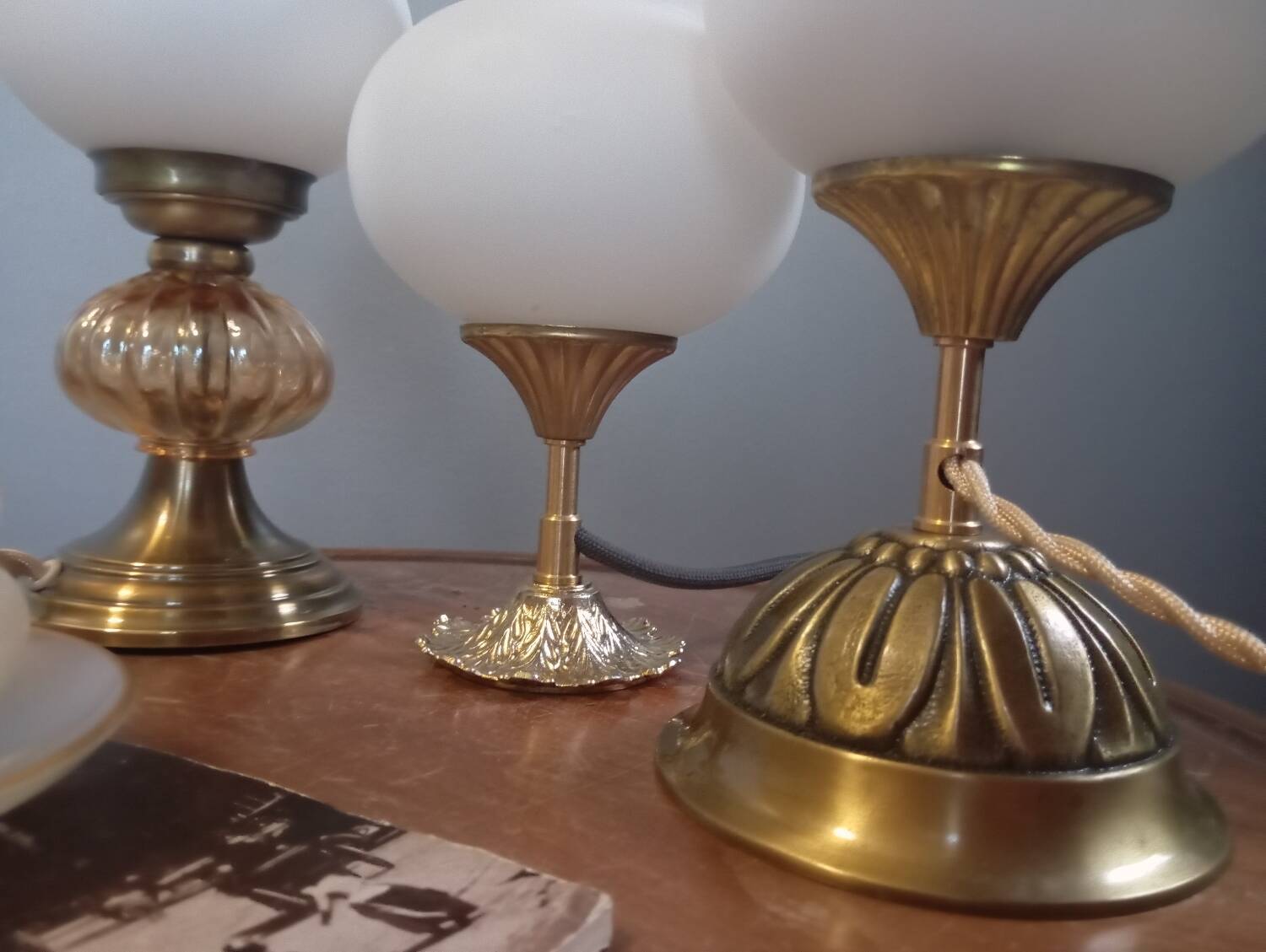Trio lampes à poser style art deco bronze et opaline blanche