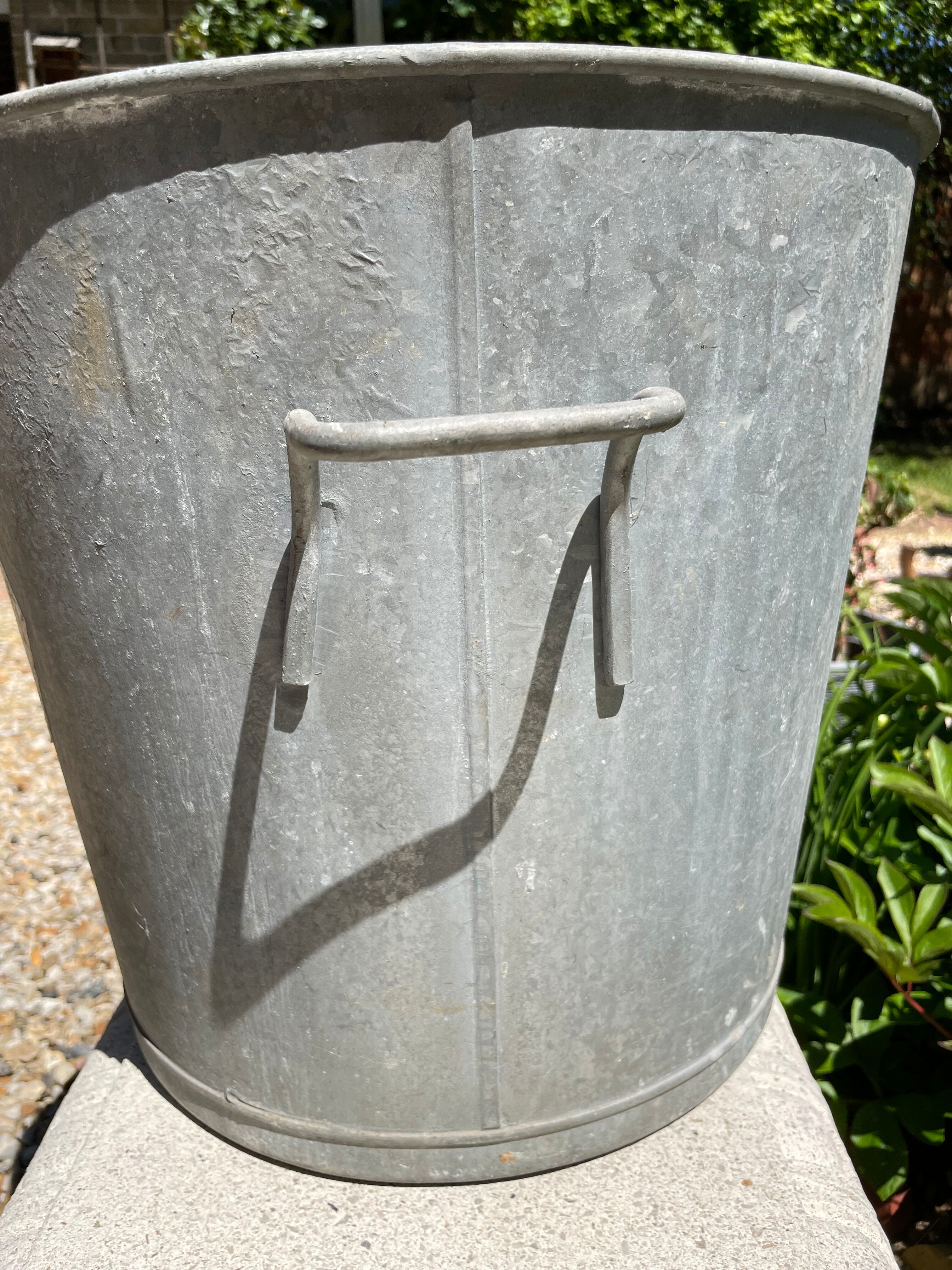 Zinc basin with lid