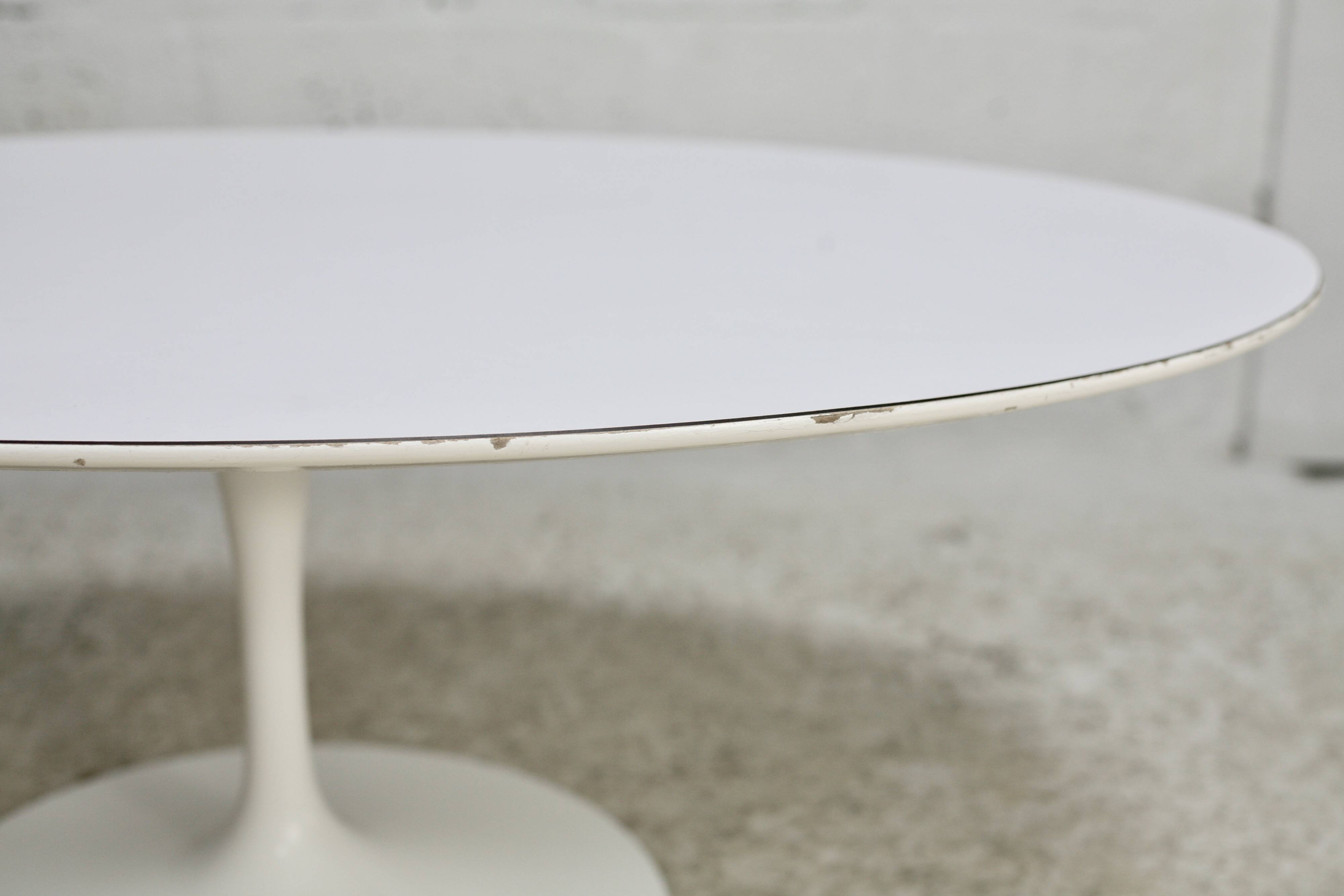 Knoll coffee table, Eero Saarinen, "tulip" model, white melamine wood. Signed, USA, circa 1960