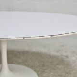 Knoll coffee table, Eero Saarinen, "tulip" model, white melamine wood. Signed, USA, circa 1960